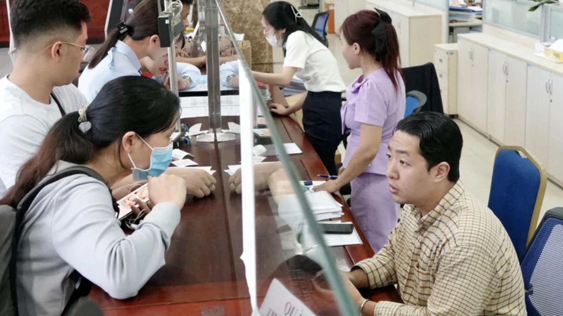Tin tức sáng 31-10: Dùng 61 tài khoản thao túng cổ phiếu KDC, 20 người bị cấm giao dịch chứng khoán - Ảnh 4.