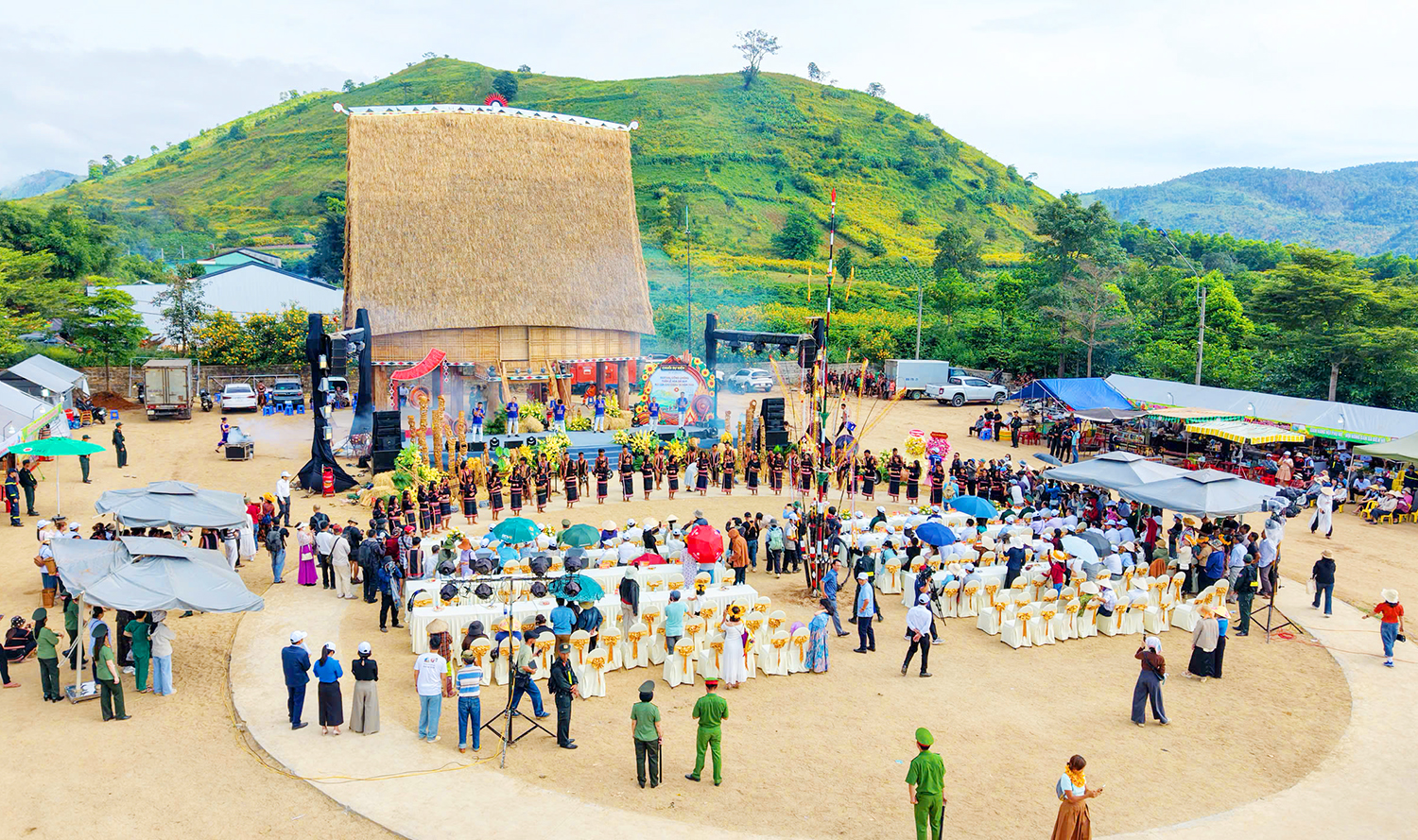 Gia Lai: Mùa hoa dã quỳ khai hội  - Ảnh 1.