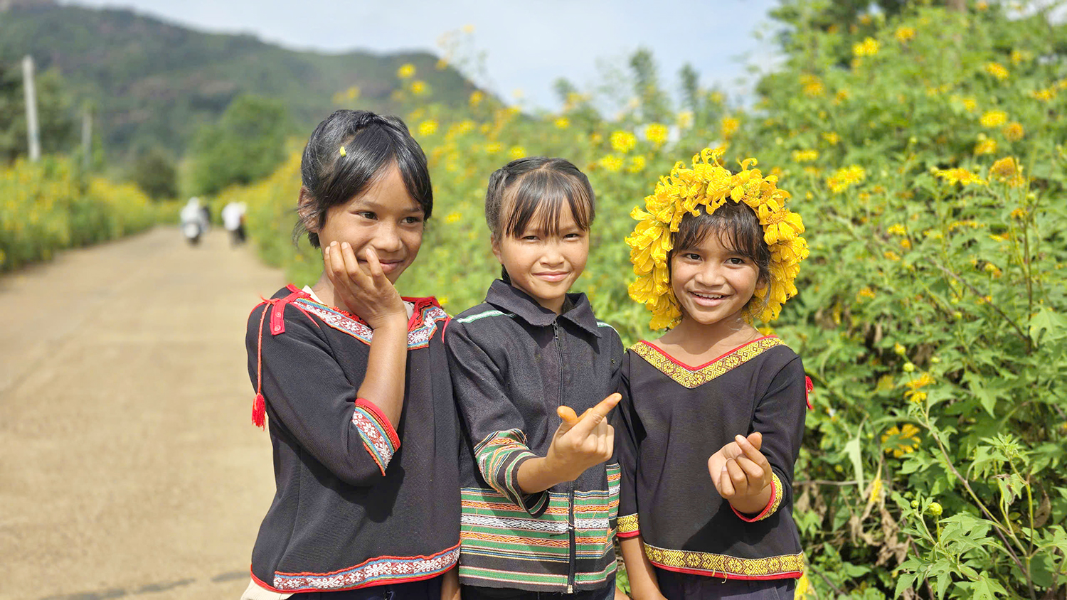 Gia Lai: Mùa hoa dã quỳ khai hội  - Ảnh 12.