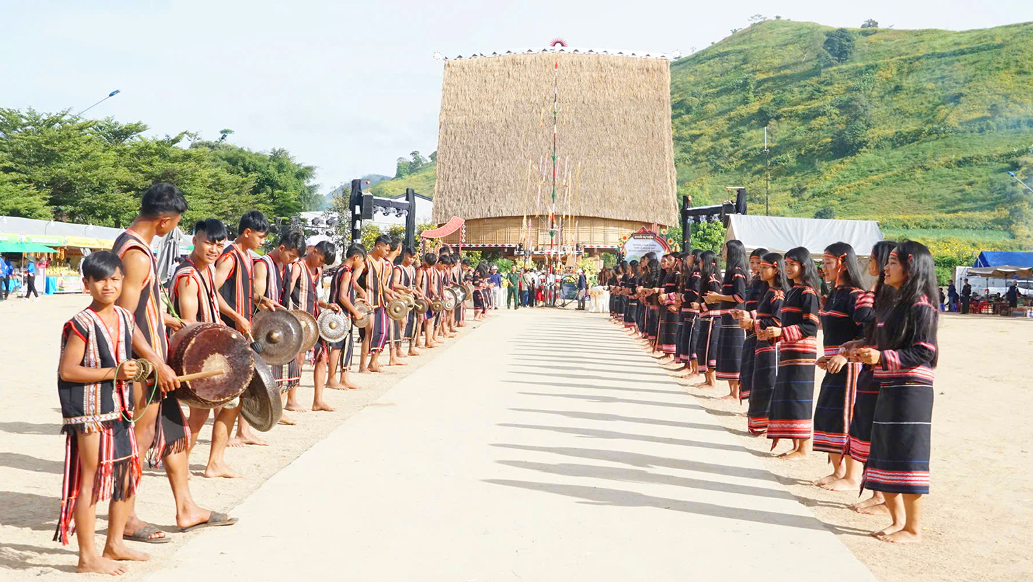 Gong Festival, Wild Sunflower Week kick off in Vietnam’s Central Highlands- Ảnh 5.