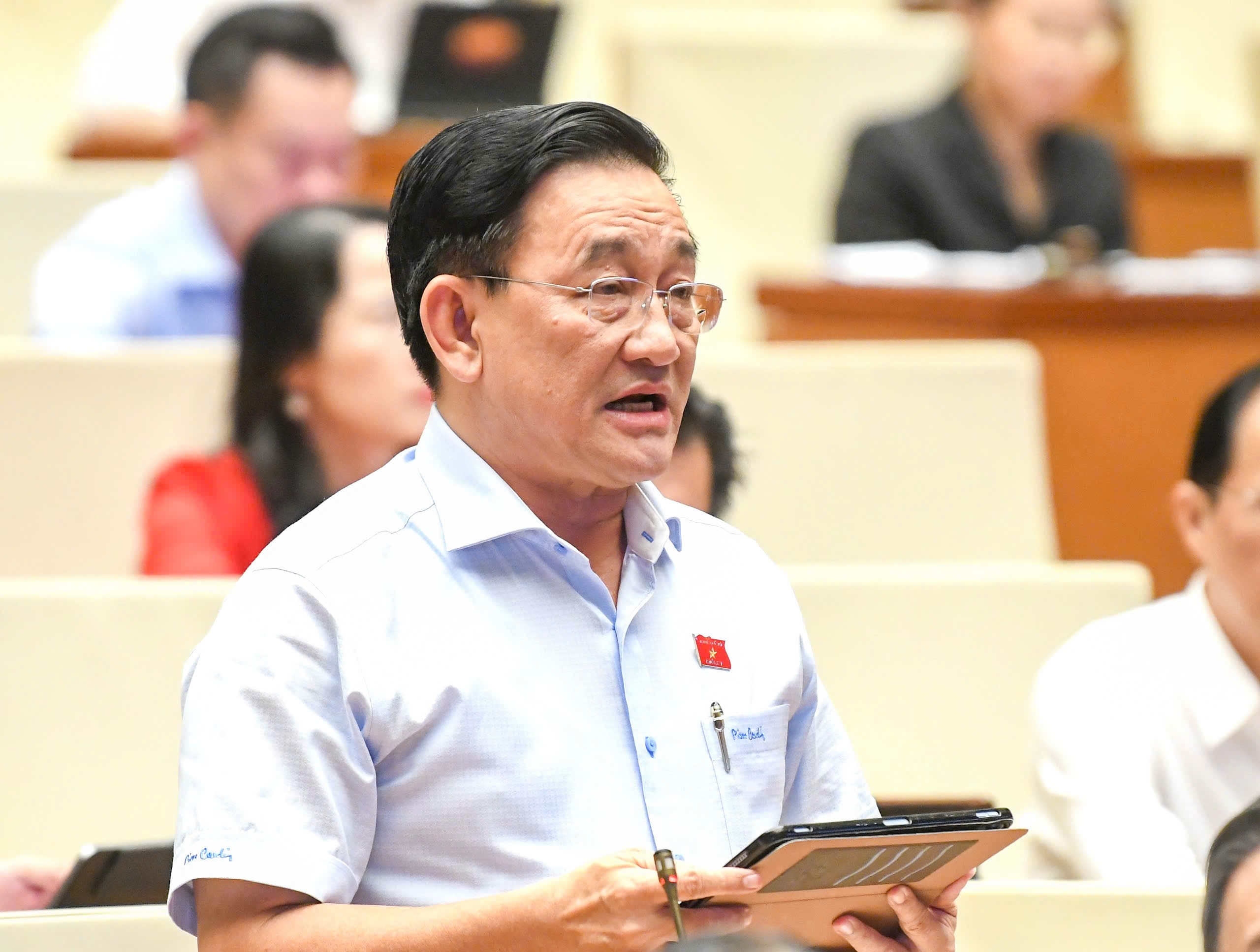 Đại biểu: Không thể đi đường dài bằng vốn ngắn hạn khi tiền gửi dân cư 11,2 triệu tỉ, dân giữ 500 tấn vàng - Ảnh 2.