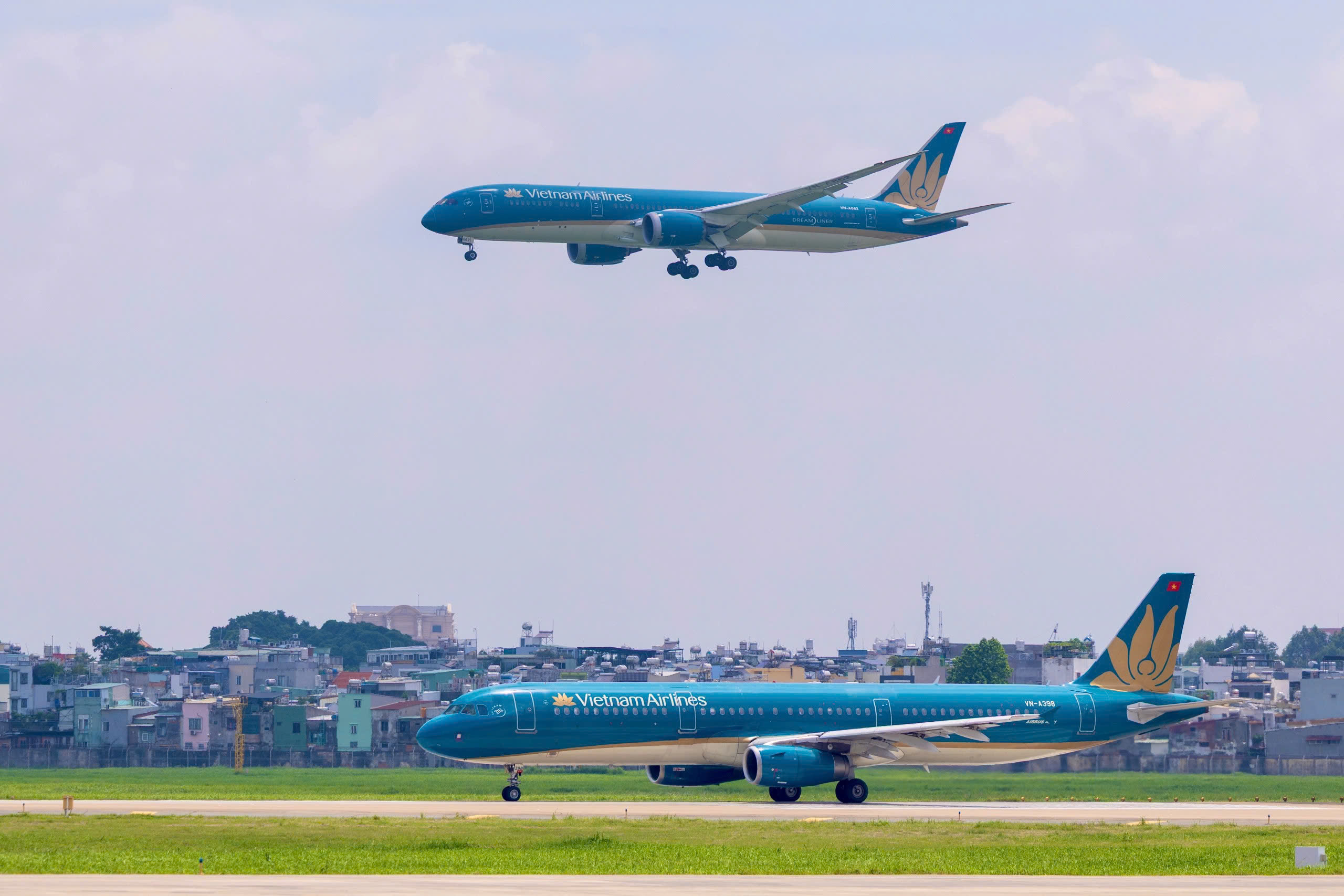 Chi phí nhiên liệu tăng 61%, công ty mẹ Vietnam Airlines lỗ 284 tỉ đồng trong quý 3 - Ảnh 1.