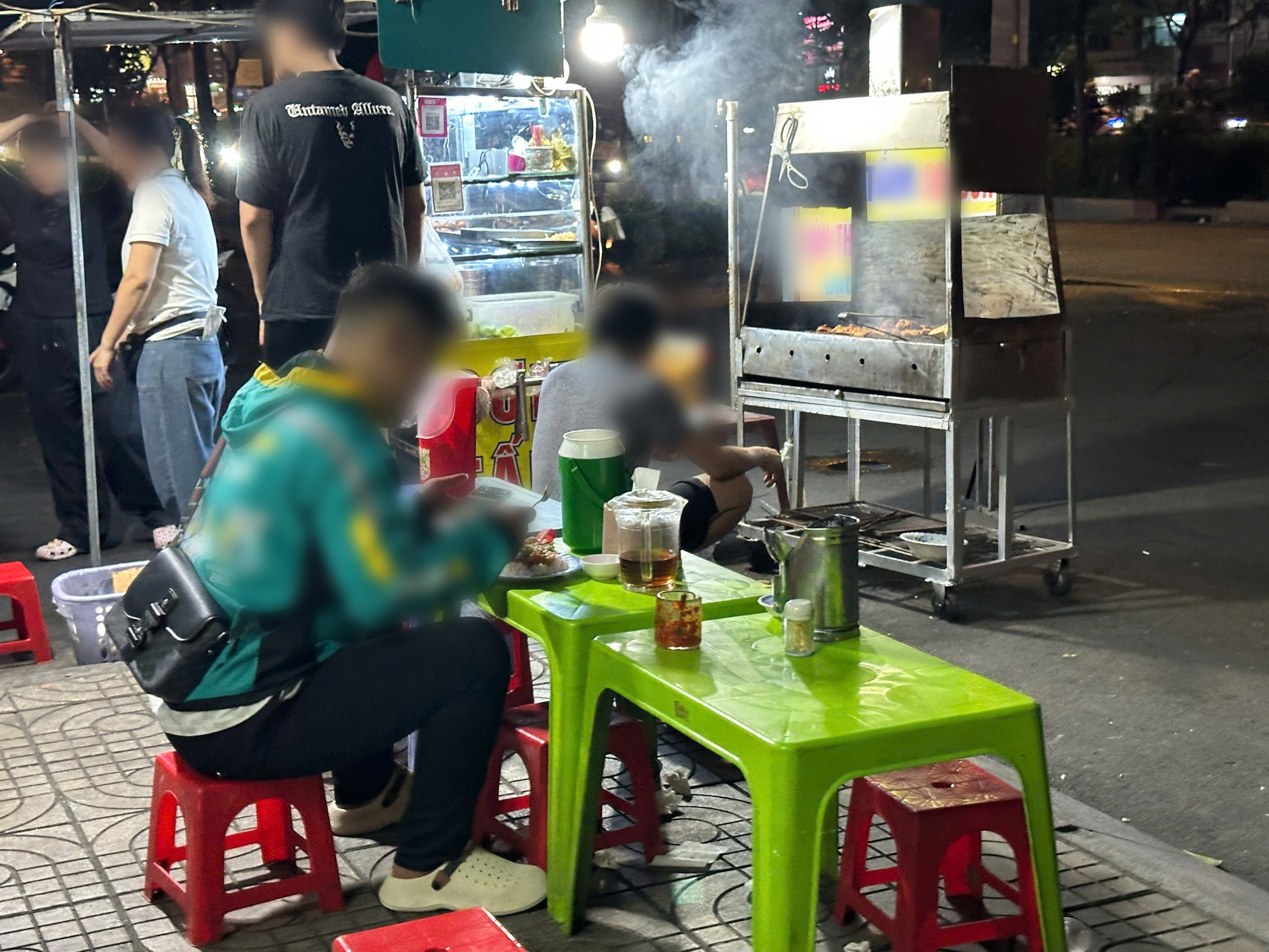 Coi chừng rước họa khi miệng ăn, tay lướt, mắt vẫn dán vào điện thoại - Ảnh 4.