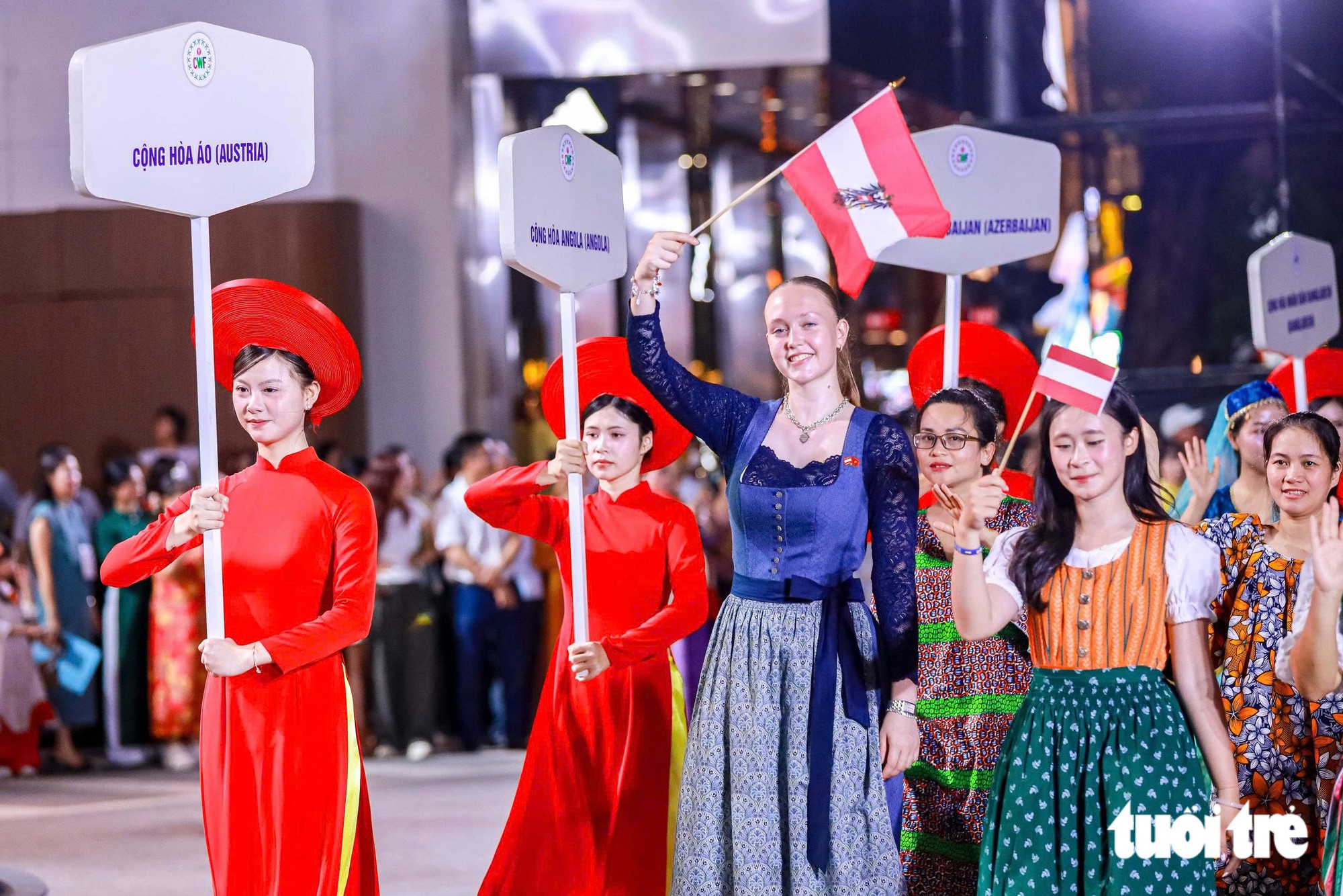 Hơn 1.000 người diễu hành áo dài và trang phục truyền thống gây sốt Hà Nội - Ảnh 1.