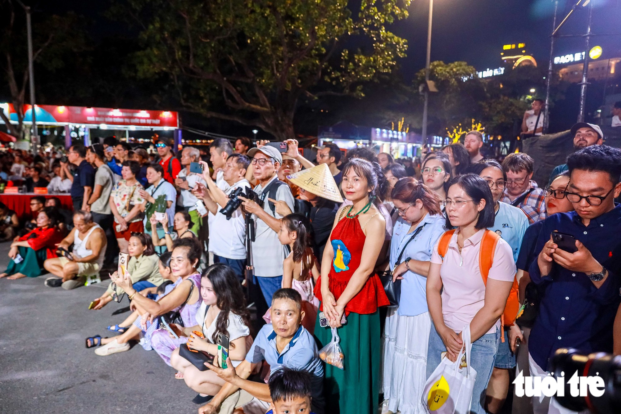 Hơn 1.000 người diễu hành áo dài và trang phục truyền thống gây sốt Hà Nội - Ảnh 5.