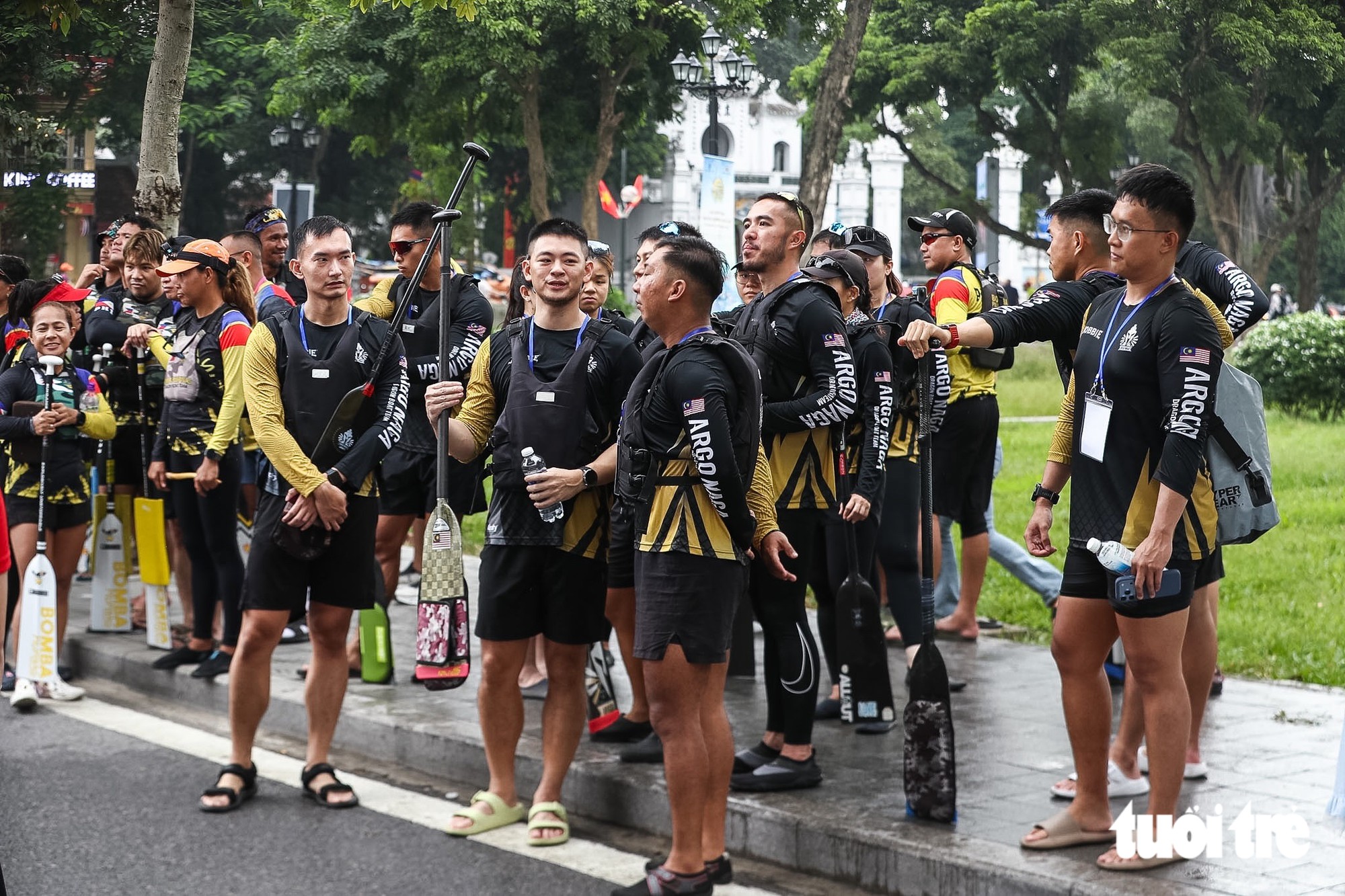 Tưng bừng khai mạc Giải bơi chải thuyền rồng và ván SUP Hà Nội 2026 - Ảnh 1.