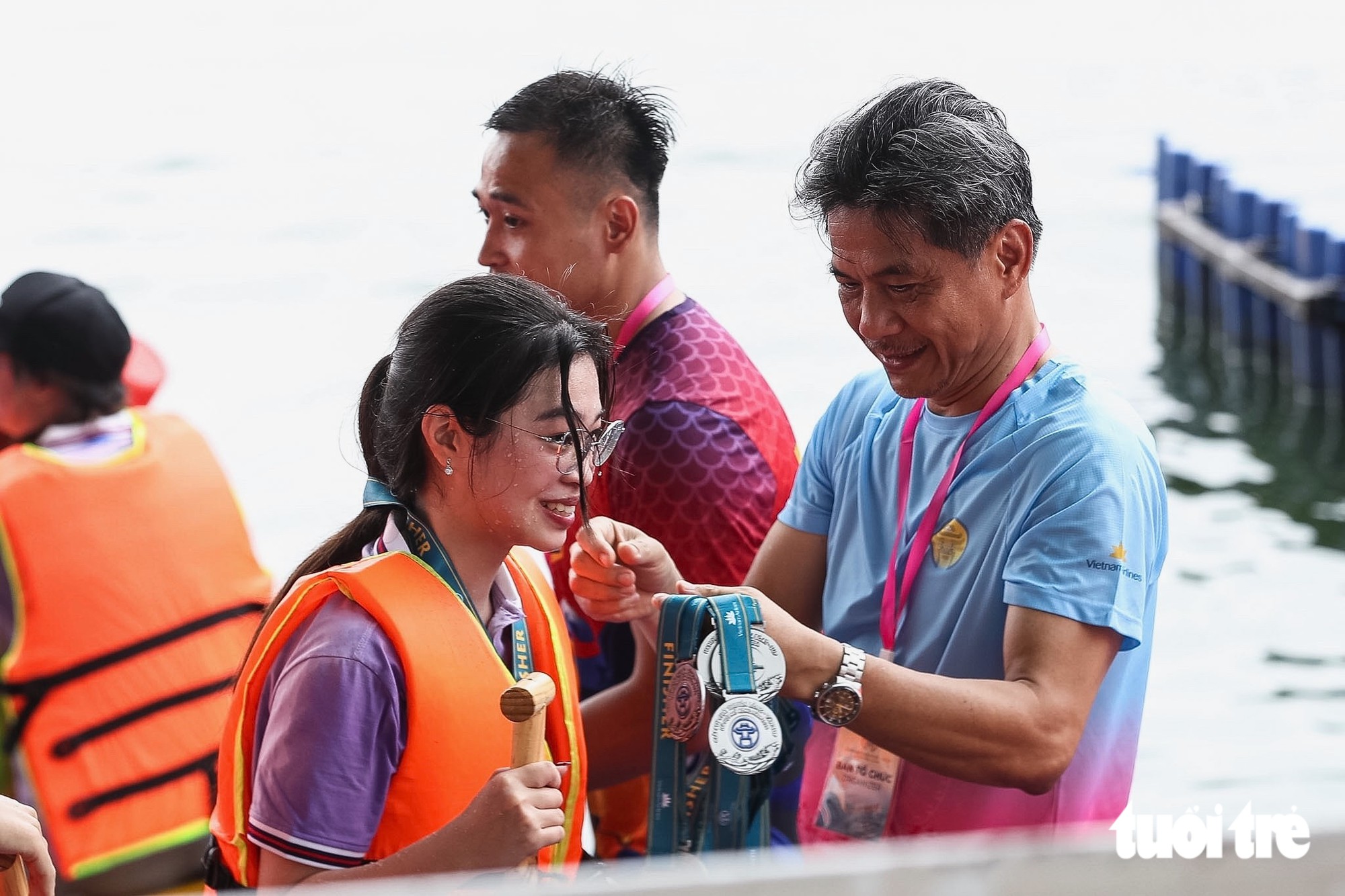 Tưng bừng khai mạc Giải bơi chải thuyền rồng và ván SUP Hà Nội 2026 - Ảnh 7.