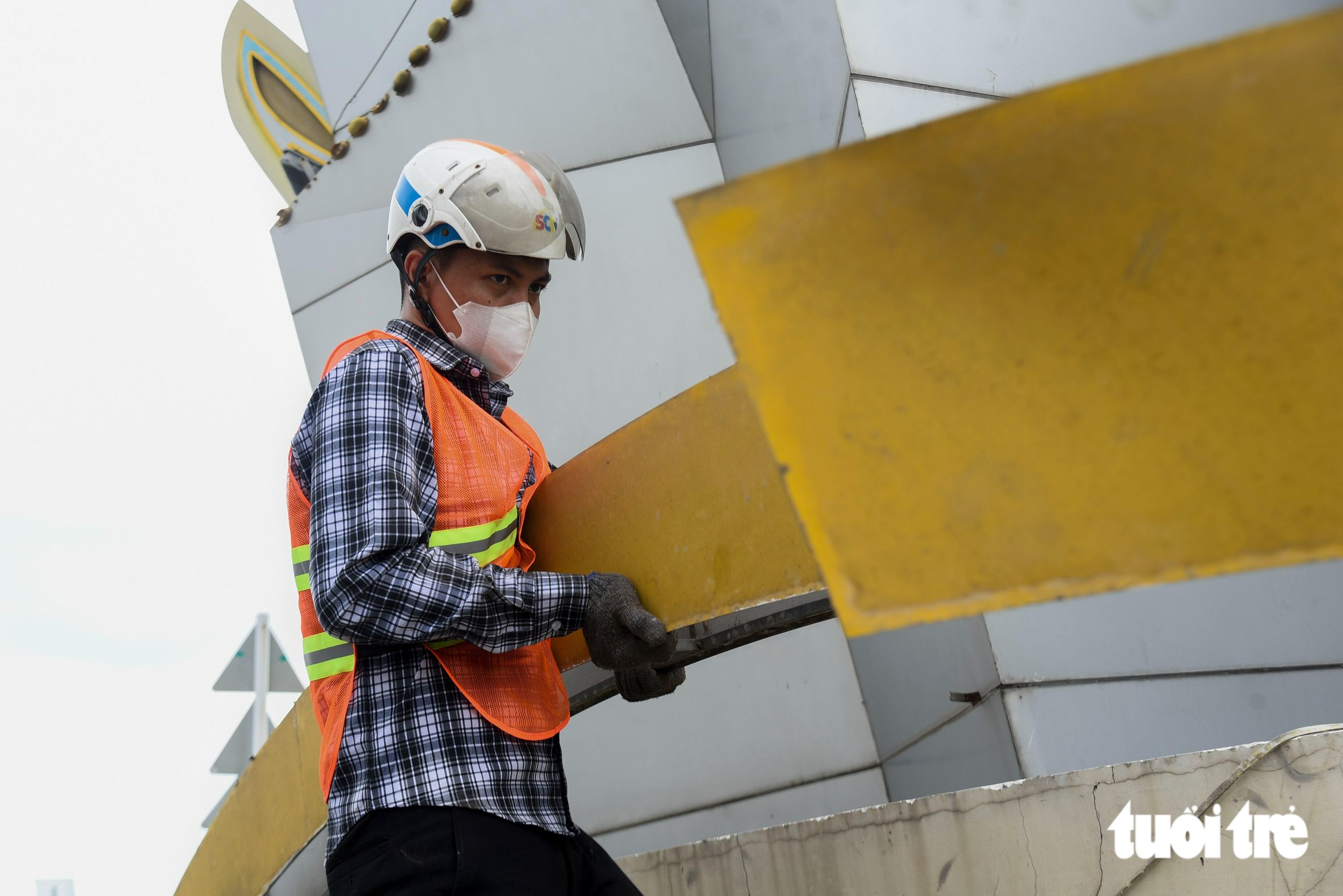 Tháo biểu tượng cổng chào Bình Dương cũ để mở rộng Quốc lộ 13 - Ảnh 7.