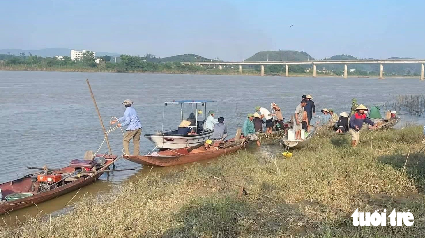 Mẹ già khóc ngất, 4 con ngóng tin cha mẹ mất tích sau vụ lật thuyền - Ảnh 1.
