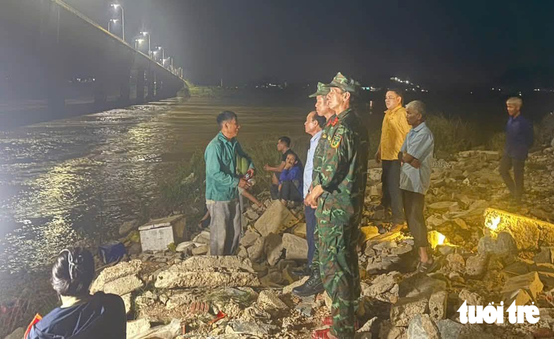 Mẹ già khóc ngất, 4 con ngóng tin cha mẹ mất tích sau vụ lật thuyền - Ảnh 2.