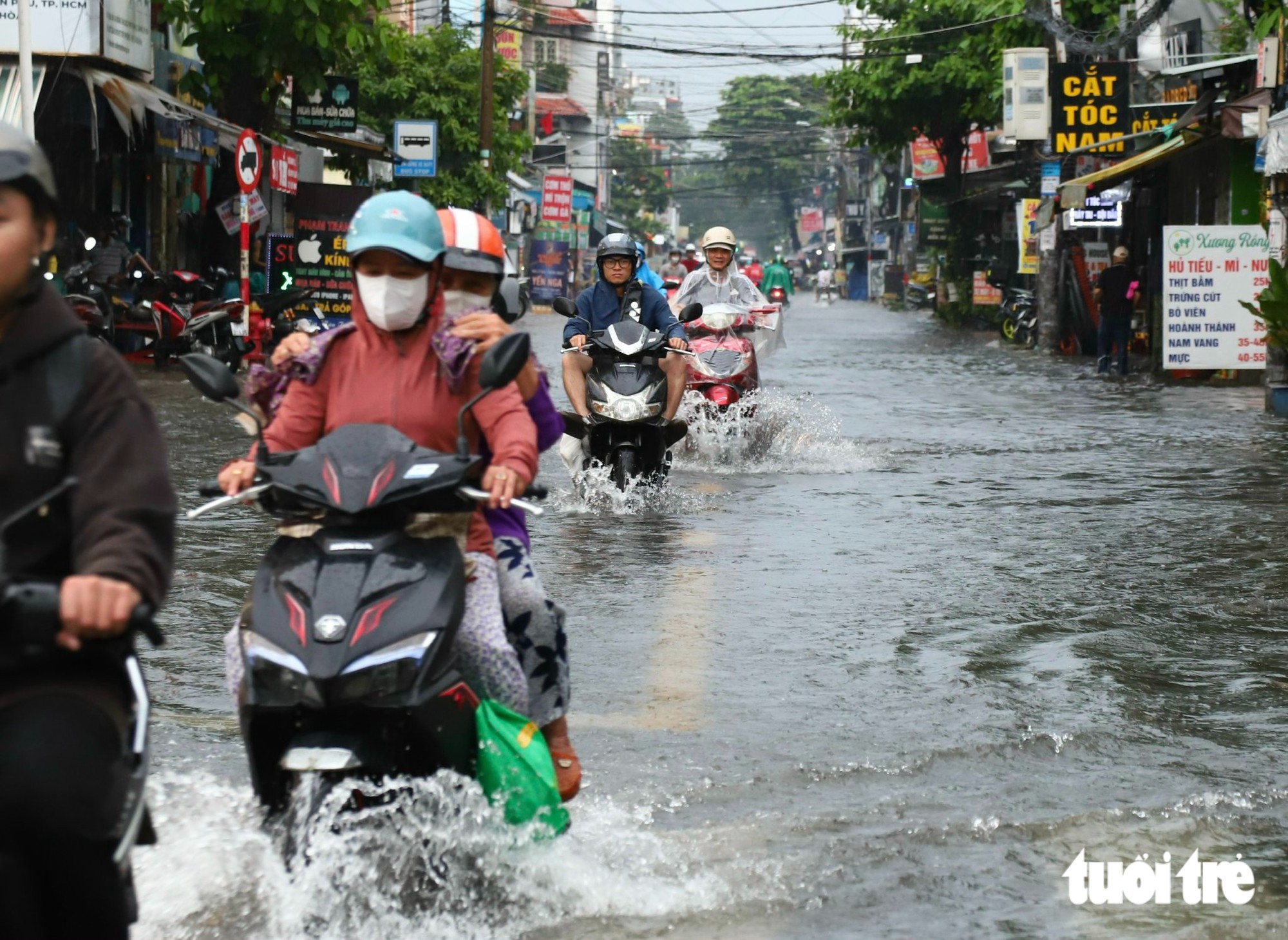 Mưa lớn chiều 4-10 khiến nhiều tuyến đường phường Phú Thạnh, Bình Hưng Hòa ngập sâu - Ảnh 8.