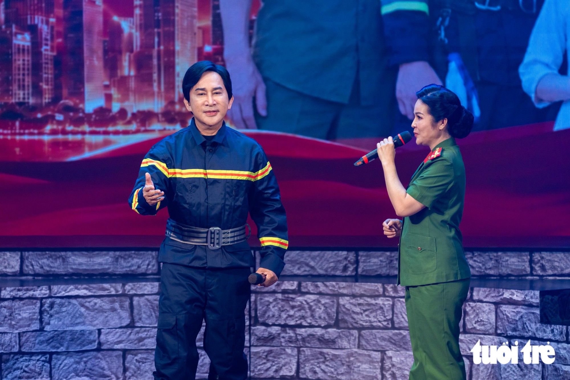 Kim Tử Long, Tú Sương đưa chuyện người lính PCCC lên sân khấu 'Nhịp sống bình yên' - Ảnh 4.