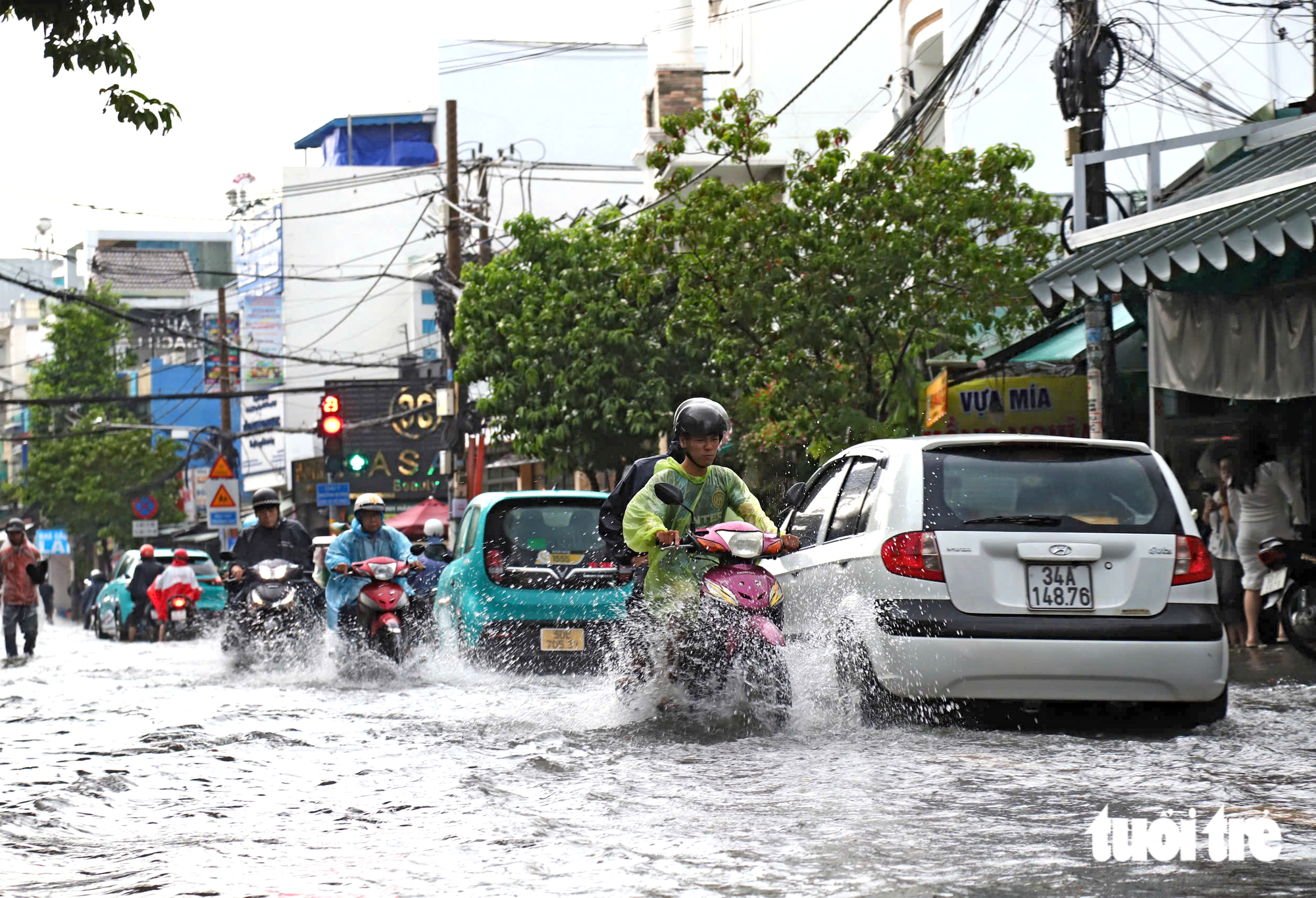 Mưa lớn chiều 4-10 khiến nhiều tuyến đường phường Phú Thạnh, Bình Hưng Hòa ngập sâu - Ảnh 2.