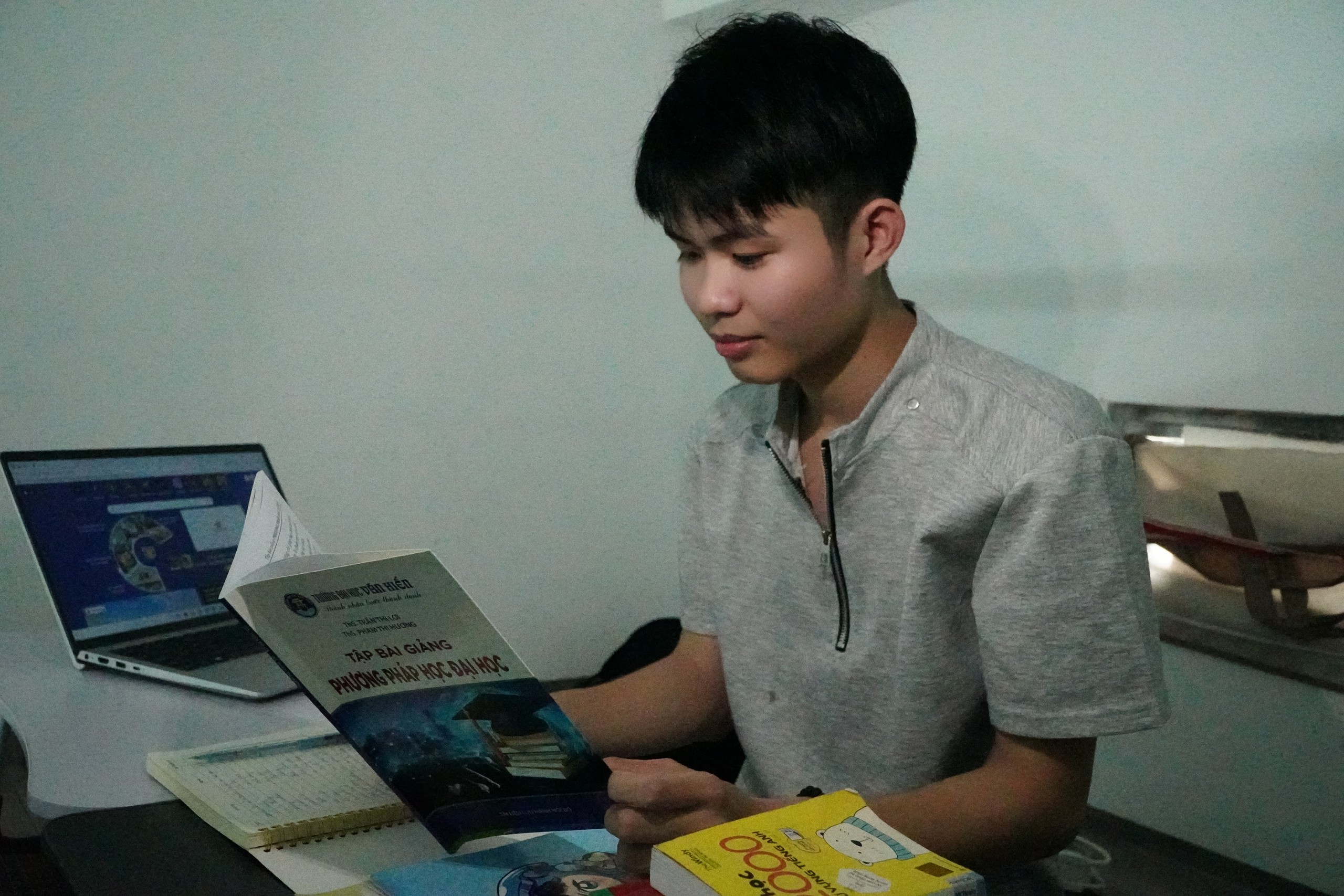 Tự nhận ‘có quá khứ học dốt’, nam sinh Gia Lai nay vào đại học, làm thêm đến 0h - Ảnh 2.