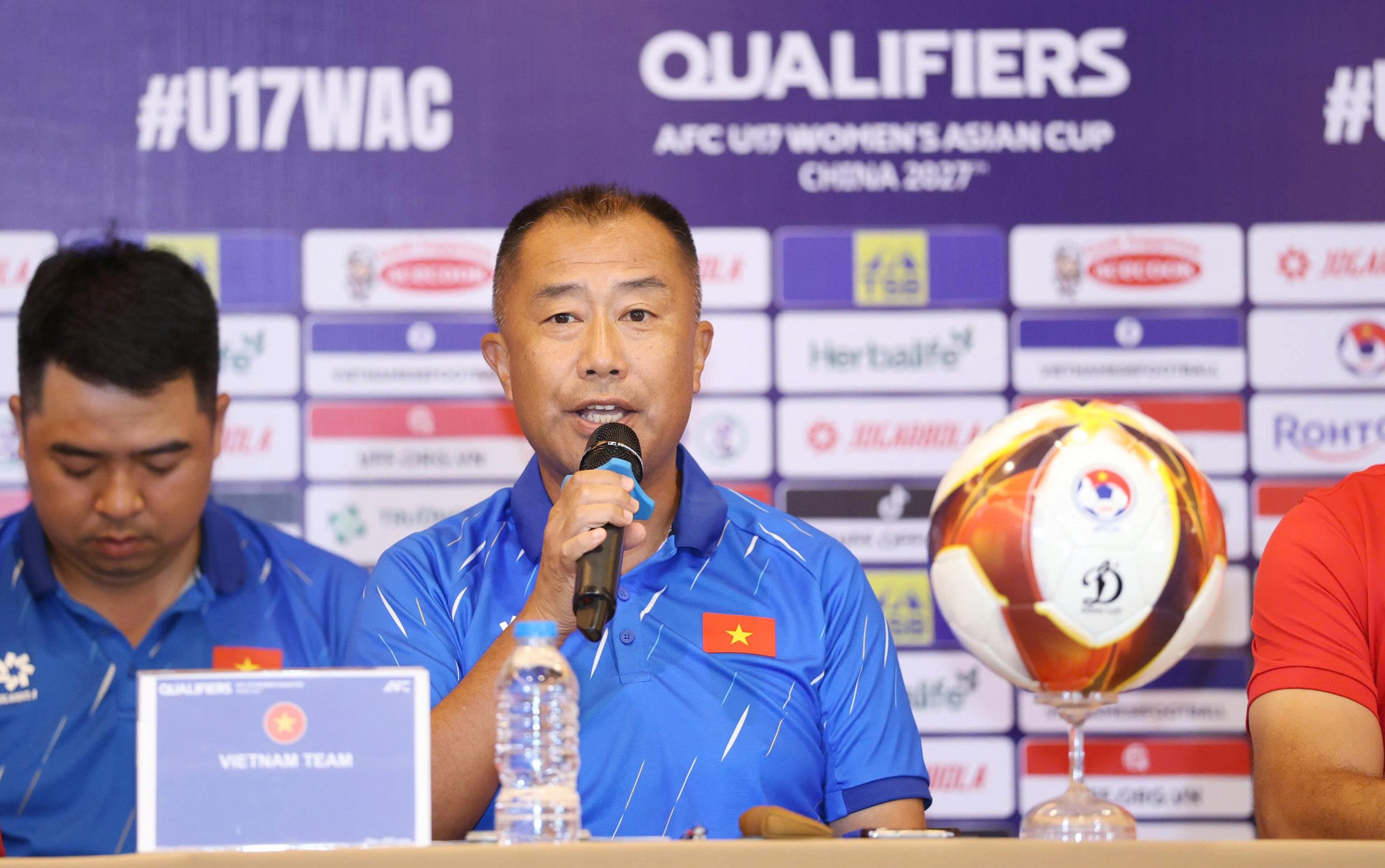 HLV Okiyama Masahiko ở buổi họp báo trước vòng loại U17 nữ châu Á 2027 - Ảnh: VFF