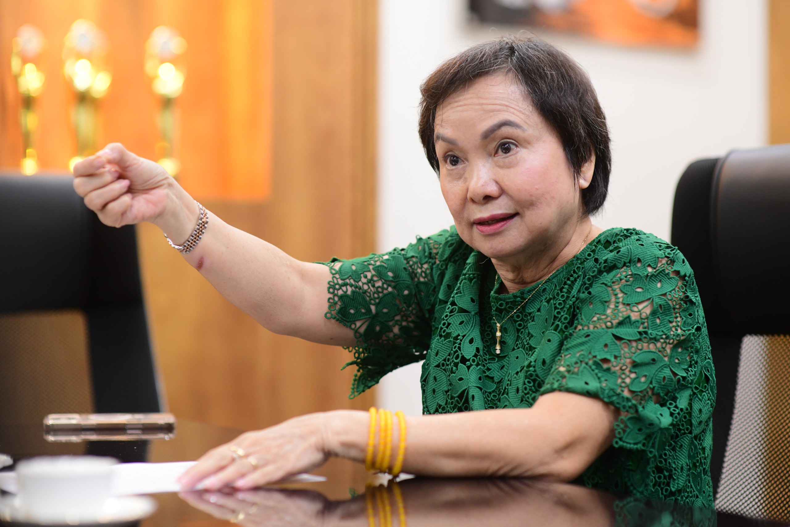 Gia đình Chủ tịch Cao Thị Ngọc Dung còn nắm bao nhiêu cổ phần PNJ sau biến động kim cương? - Ảnh 1.