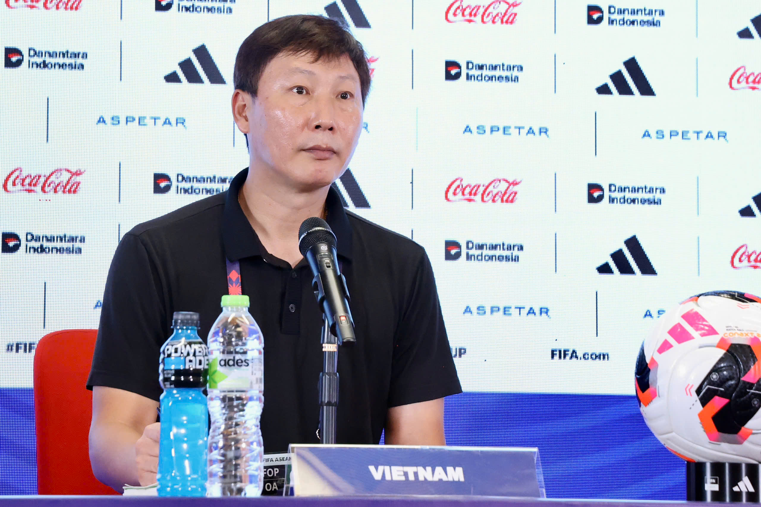 HLV Kim Sang Sik: 'Tôi chịu hoàn toàn trách nhiệm về kết quả thất vọng này' - Ảnh 1.
