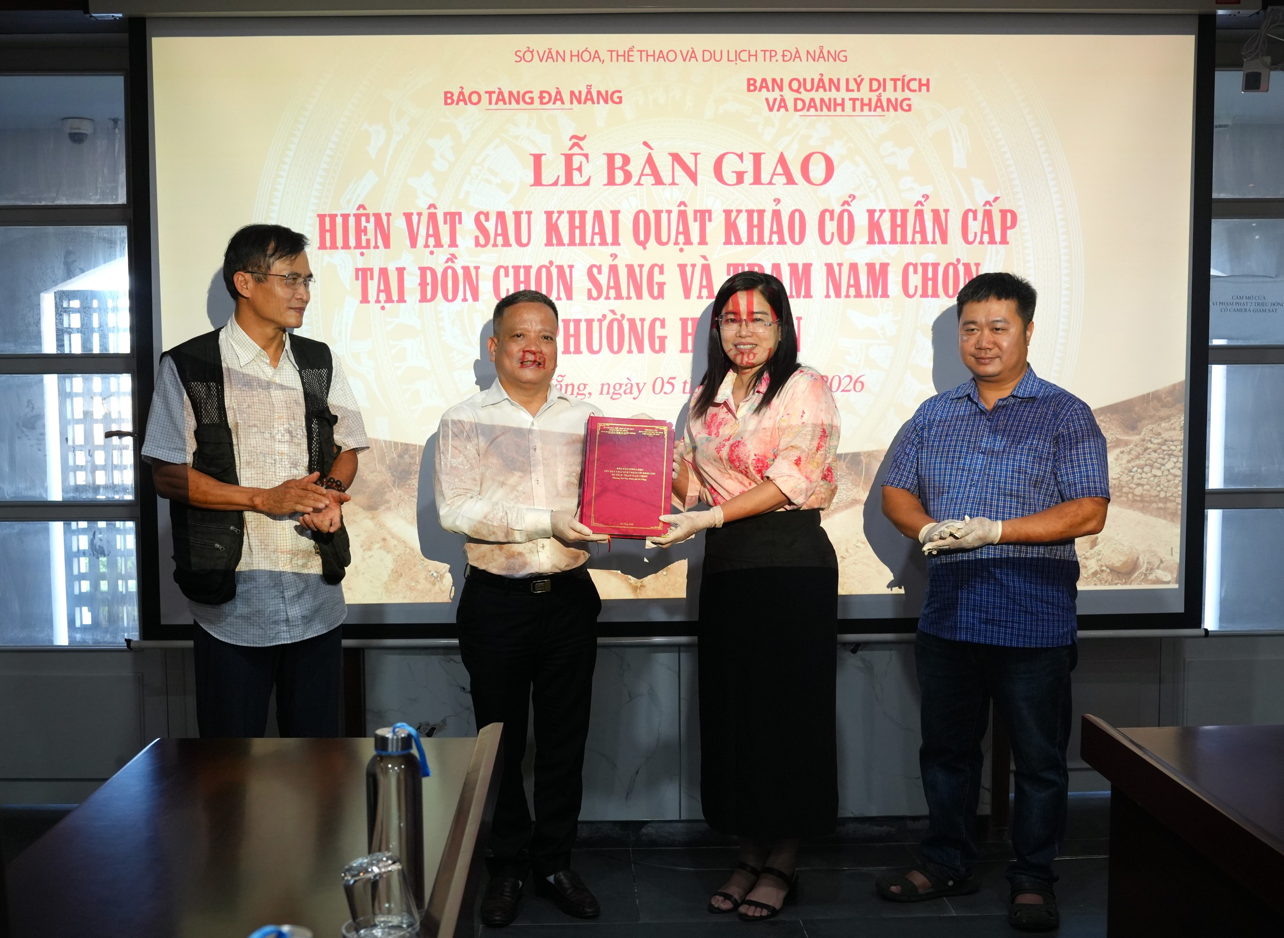 Bàn giao tượng Champa thế kỷ VIII và 87 hiện vật sau khai quật các đồn thời Nguyễn dưới chân đèo Hải Vân - Ảnh 4.