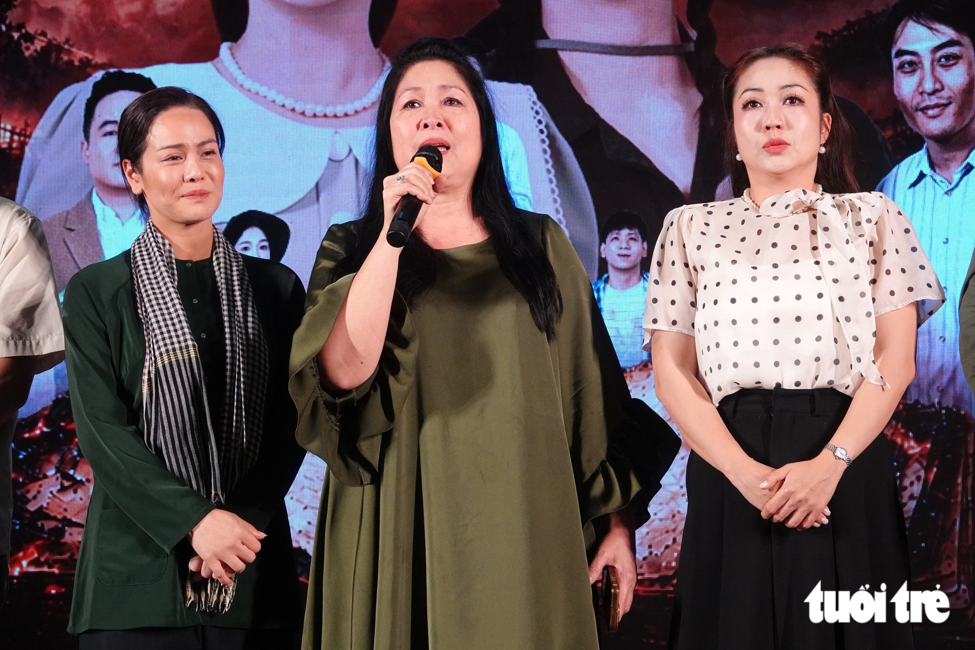 Hồng Vân, Nhật Kim Anh, Ốc Thanh Vân khóc nức nở sau vở Cuốn truyện bị đốt - Ảnh 1.