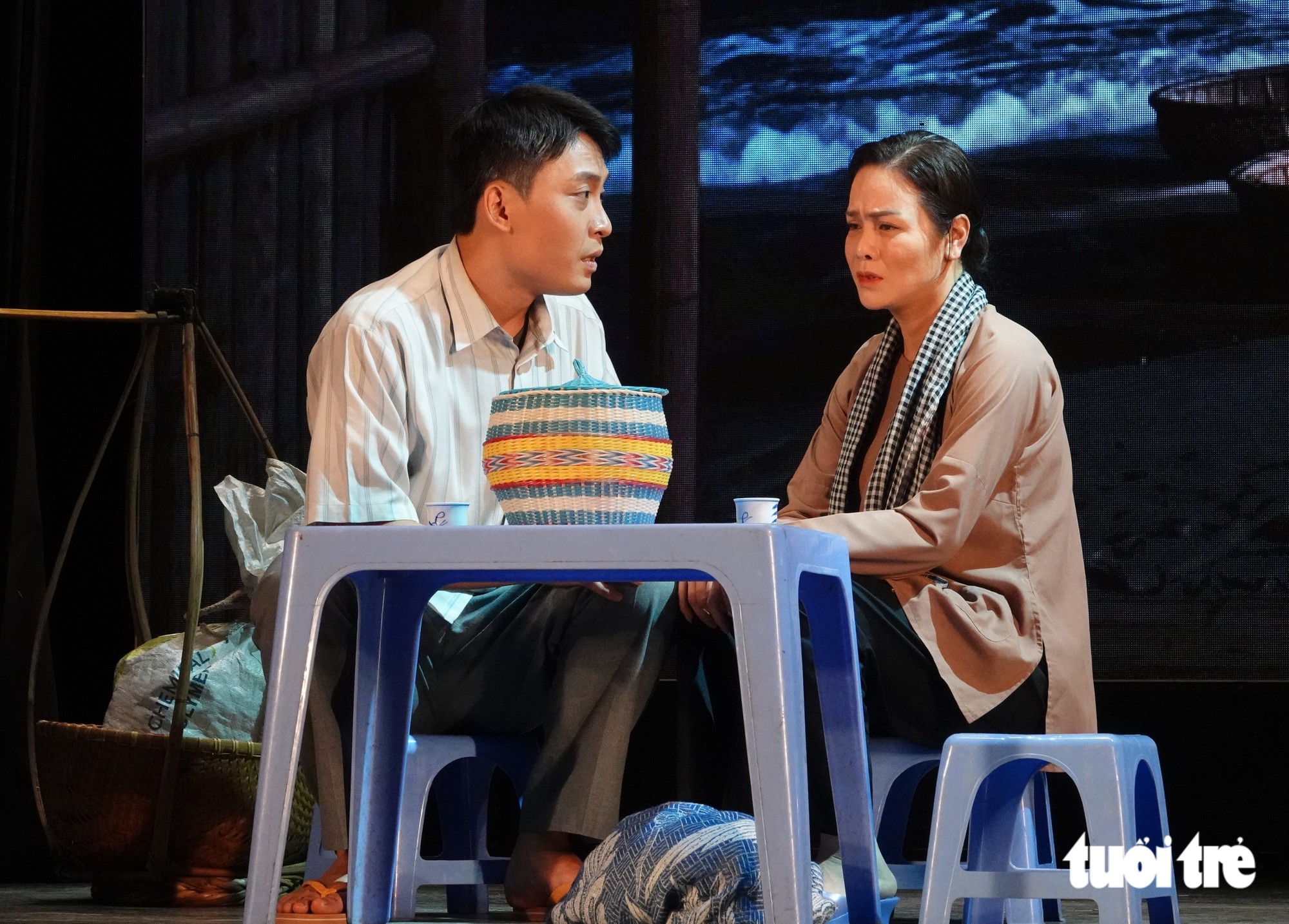 Hồng Vân, Nhật Kim Anh, Ốc Thanh Vân khóc nức nở sau vở Cuốn truyện bị đốt - Ảnh 4.