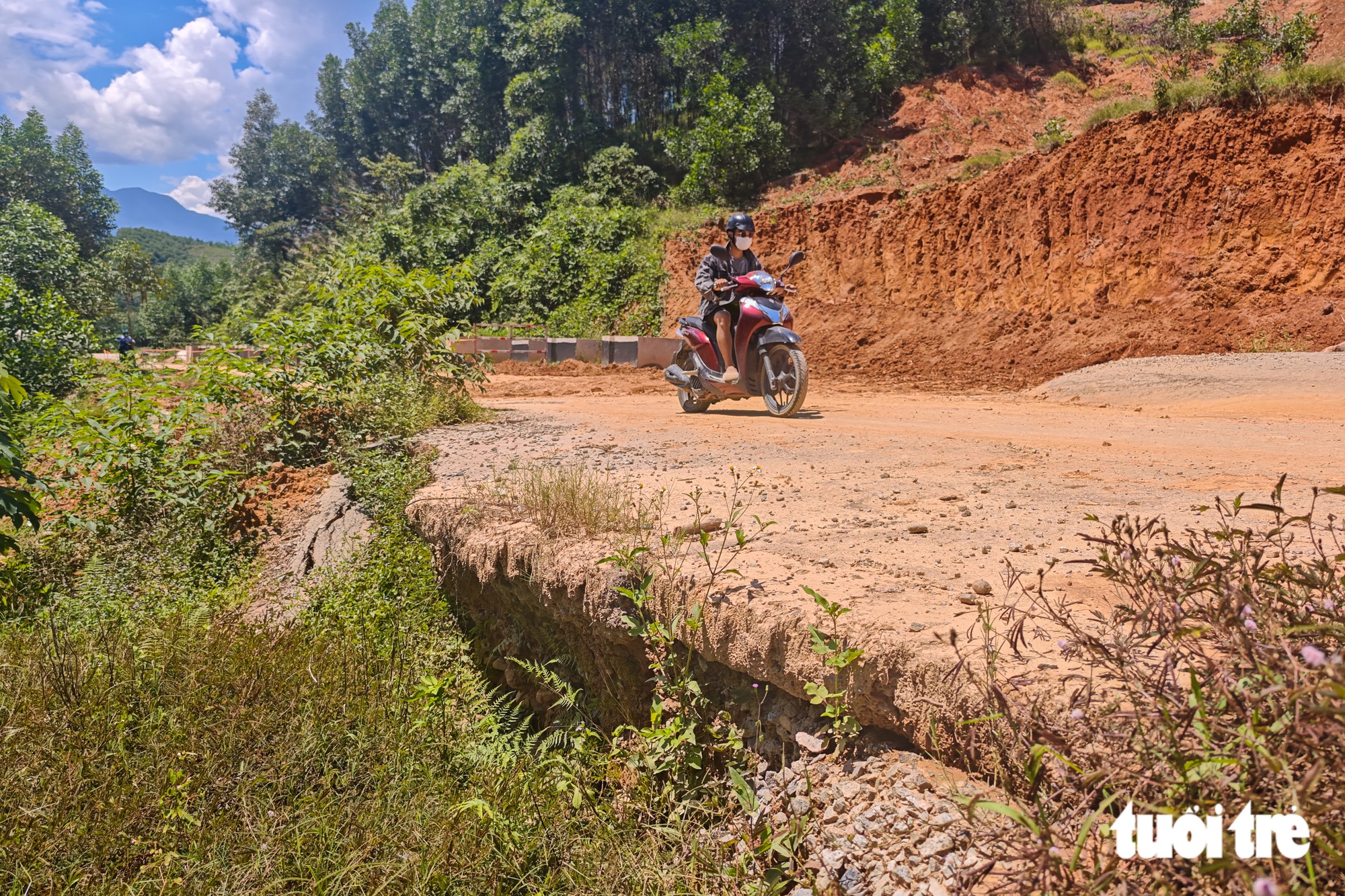 Đào hơn 100.000m³ đất đá xử lý quả đồi nứt, sạt trượt ở Huế - Ảnh 2.
