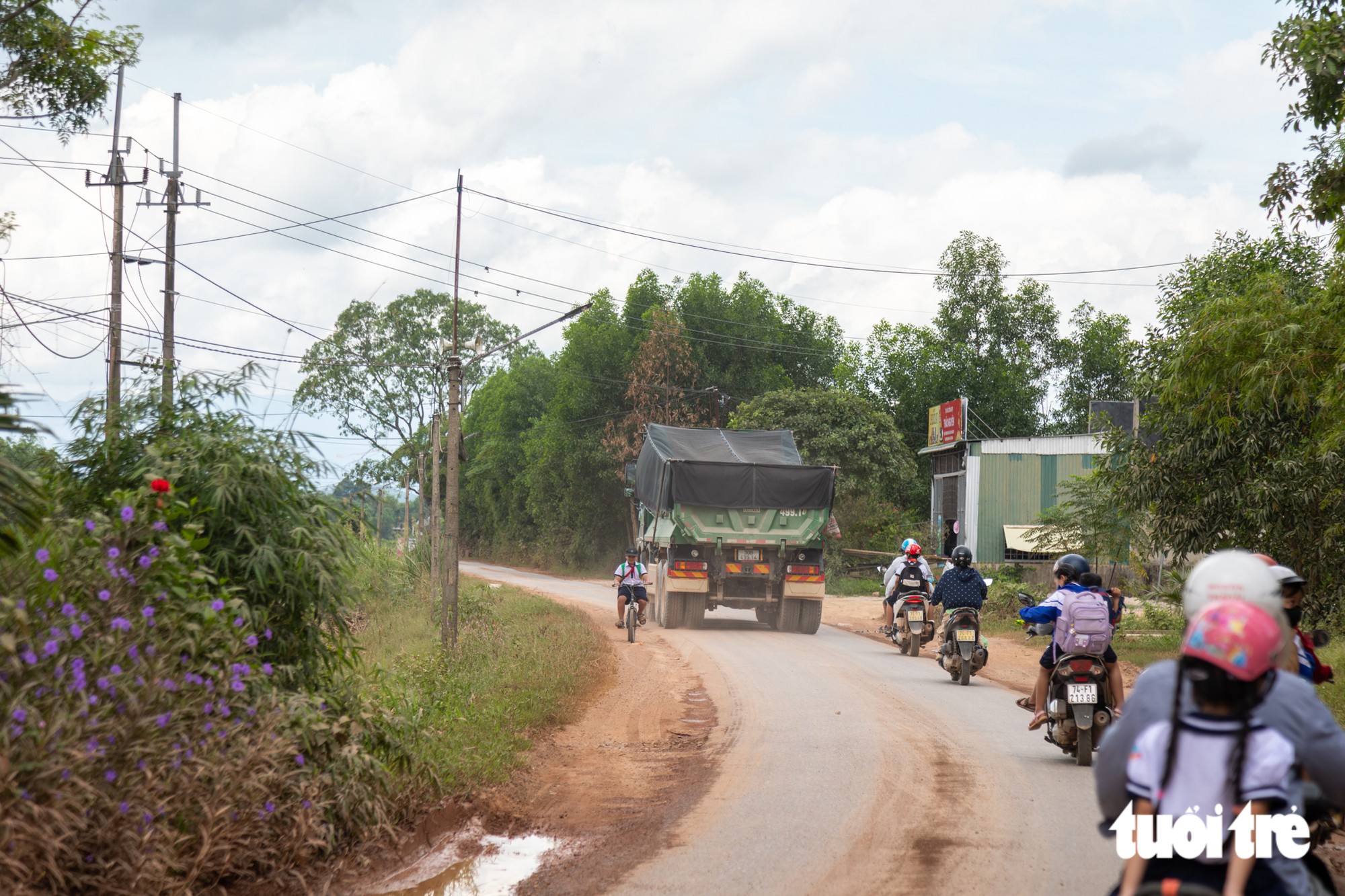 Xe tải chở đất nối đuôi suốt ngày đêm, học sinh nép sát hố bùn né xe  - Ảnh 8.