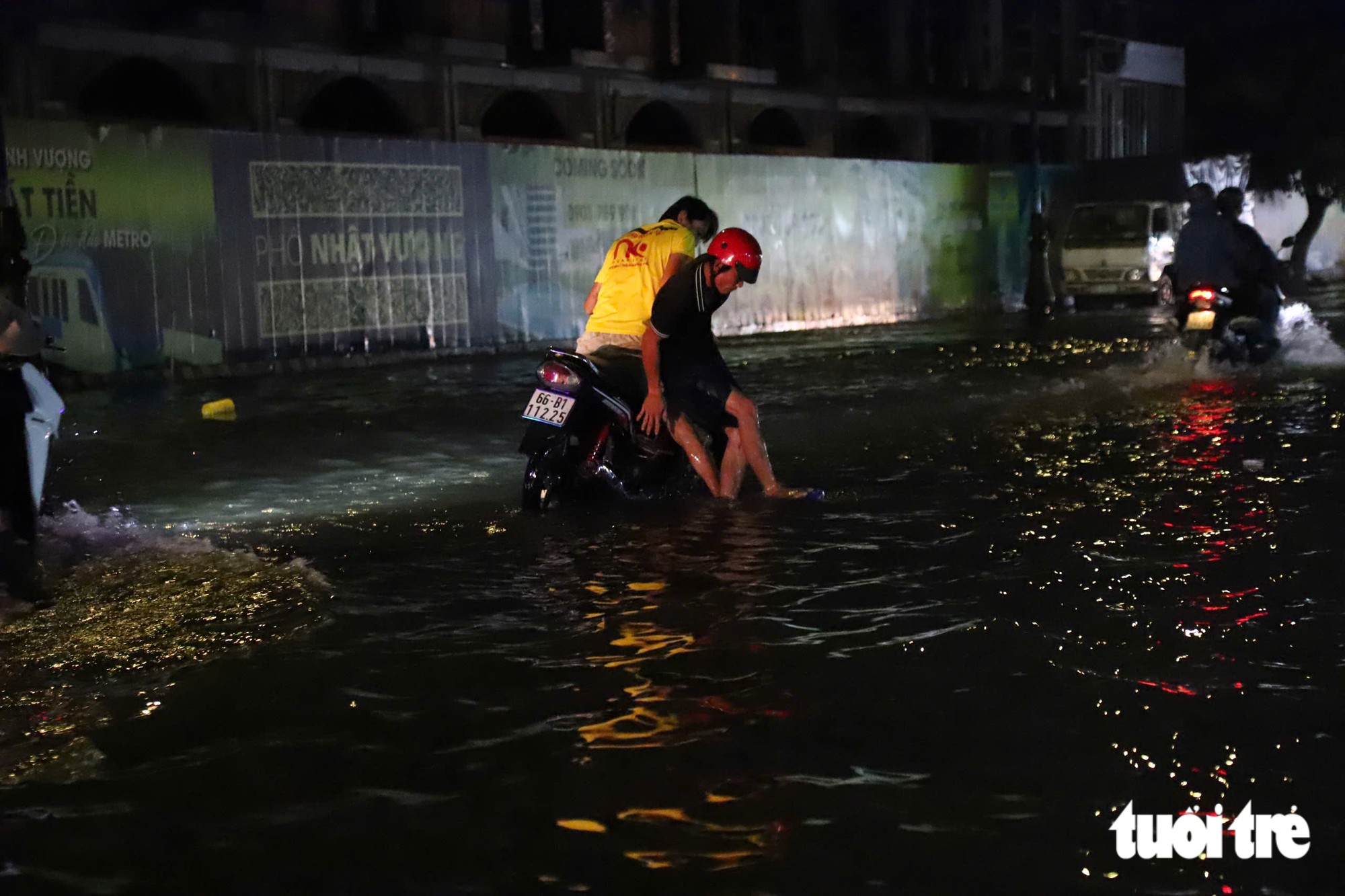 Đường gần chợ Thông Dụng, TP.HCM ngập sau mưa lớn, người dân sụp ổ gà té nhào - Ảnh 1.