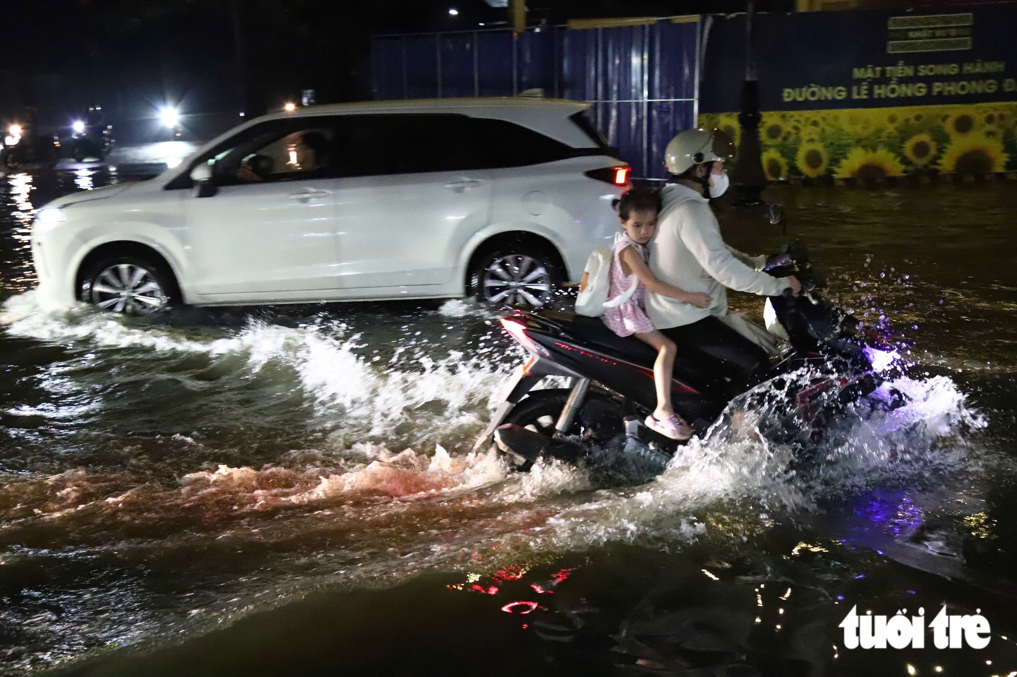 Đường gần chợ Thông Dụng, TP.HCM ngập sau mưa lớn, người dân sụp ổ gà té nhào - Ảnh 2.