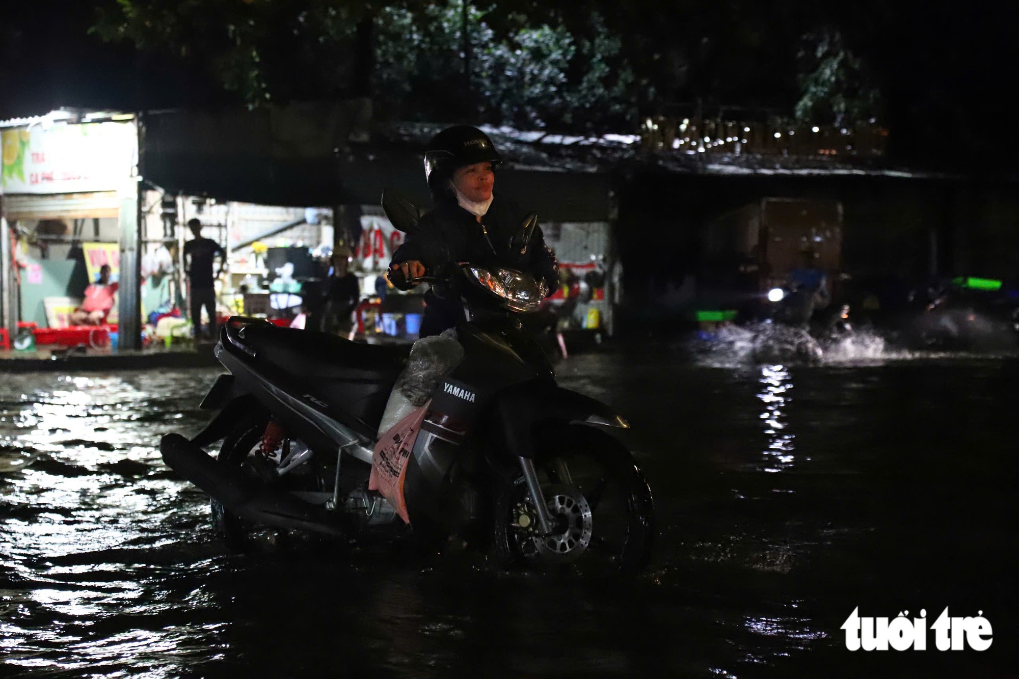 Đường gần chợ Thông Dụng, TP.HCM ngập sau mưa lớn, người dân sụp ổ gà té nhào - Ảnh 5.