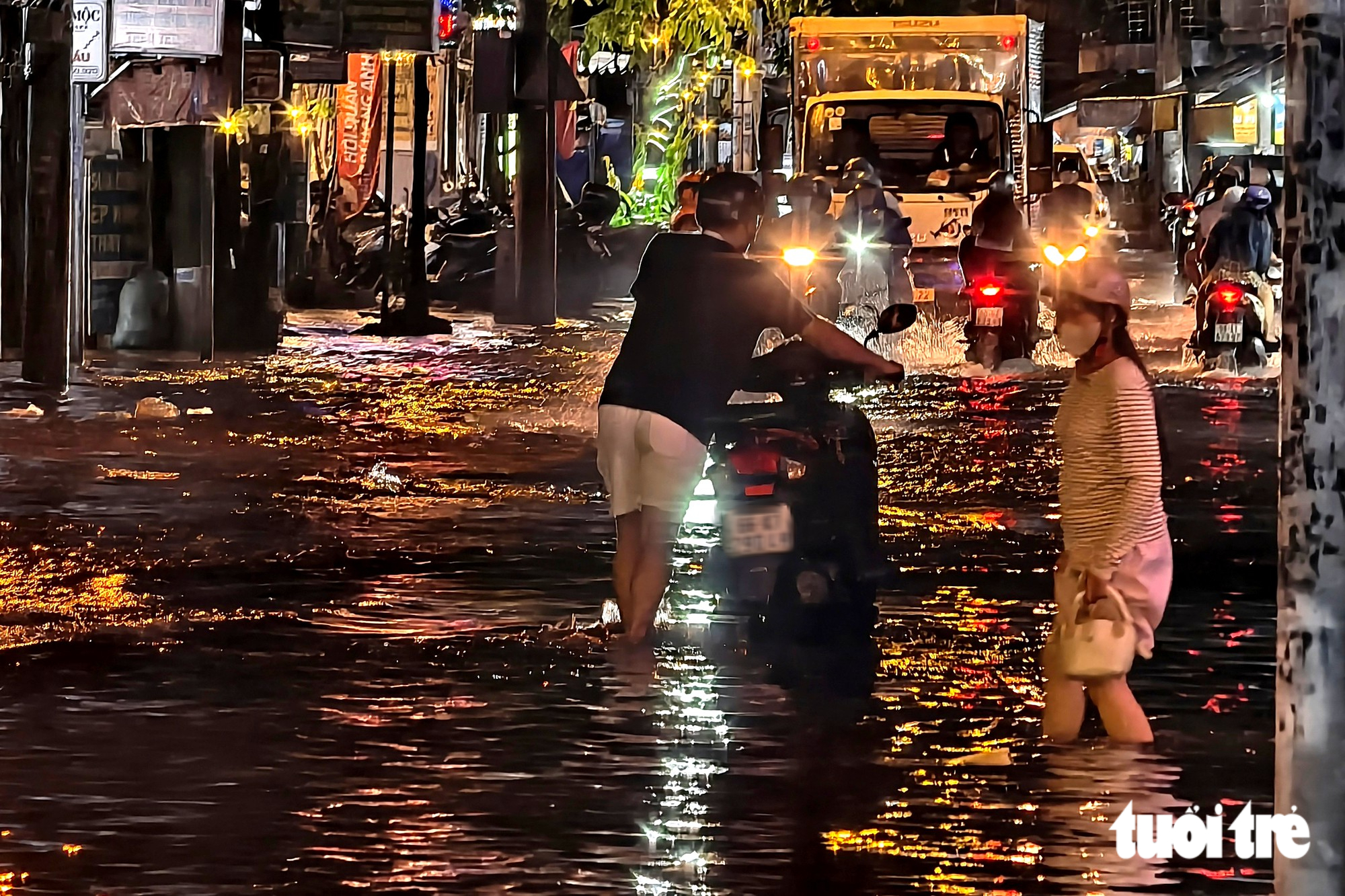 Đường Mã Lò ở TP.HCM ngập sau cơn mưa 30 phút, người dân bì bõm về nhà trong đêm - Ảnh 3.