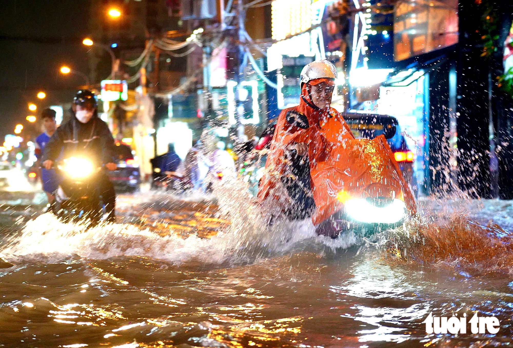 Thời tiết hôm nay 6-10: Mưa to dịch vào miền Trung; Nam Bộ mưa chiều - Ảnh 2.
