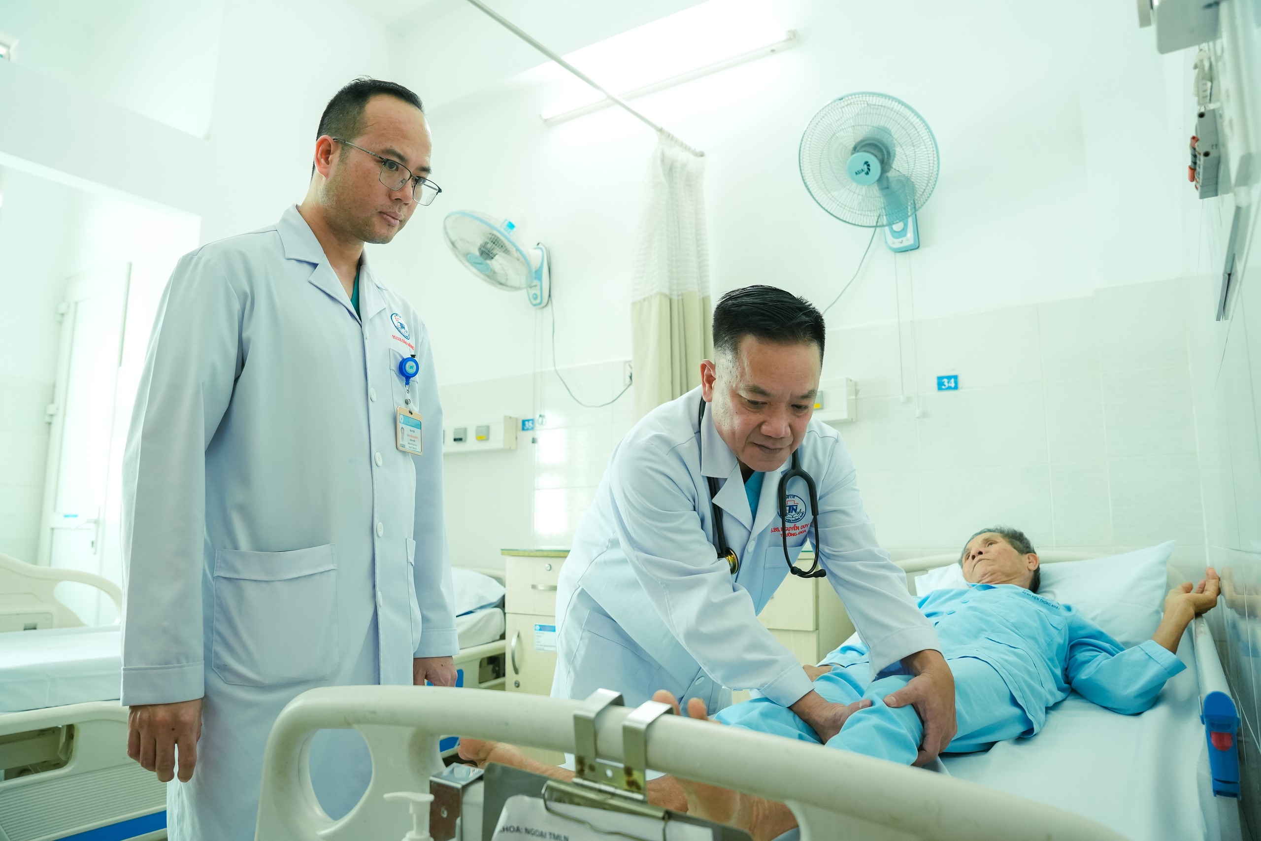 Dùng khí CO₂ can thiệp nội mạch cho bệnh nhân 80 tuổi có bệnh thận mạn - Ảnh 1.
