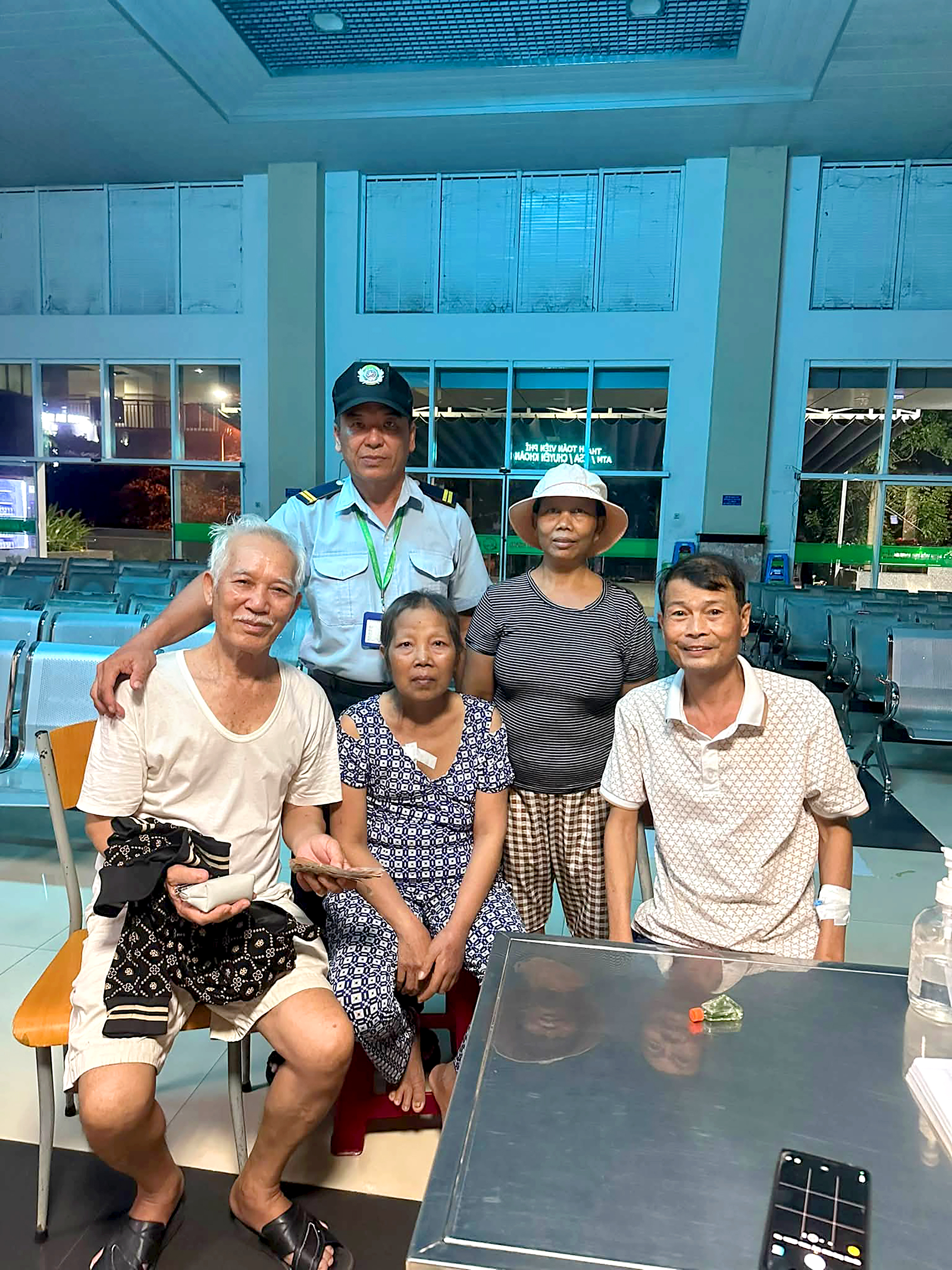 Hai cụ già mất 15 triệu đồng tiền chữa bệnh ung thư, nữ bệnh nhân nhặt được tìm cách trả lại - Ảnh 2.