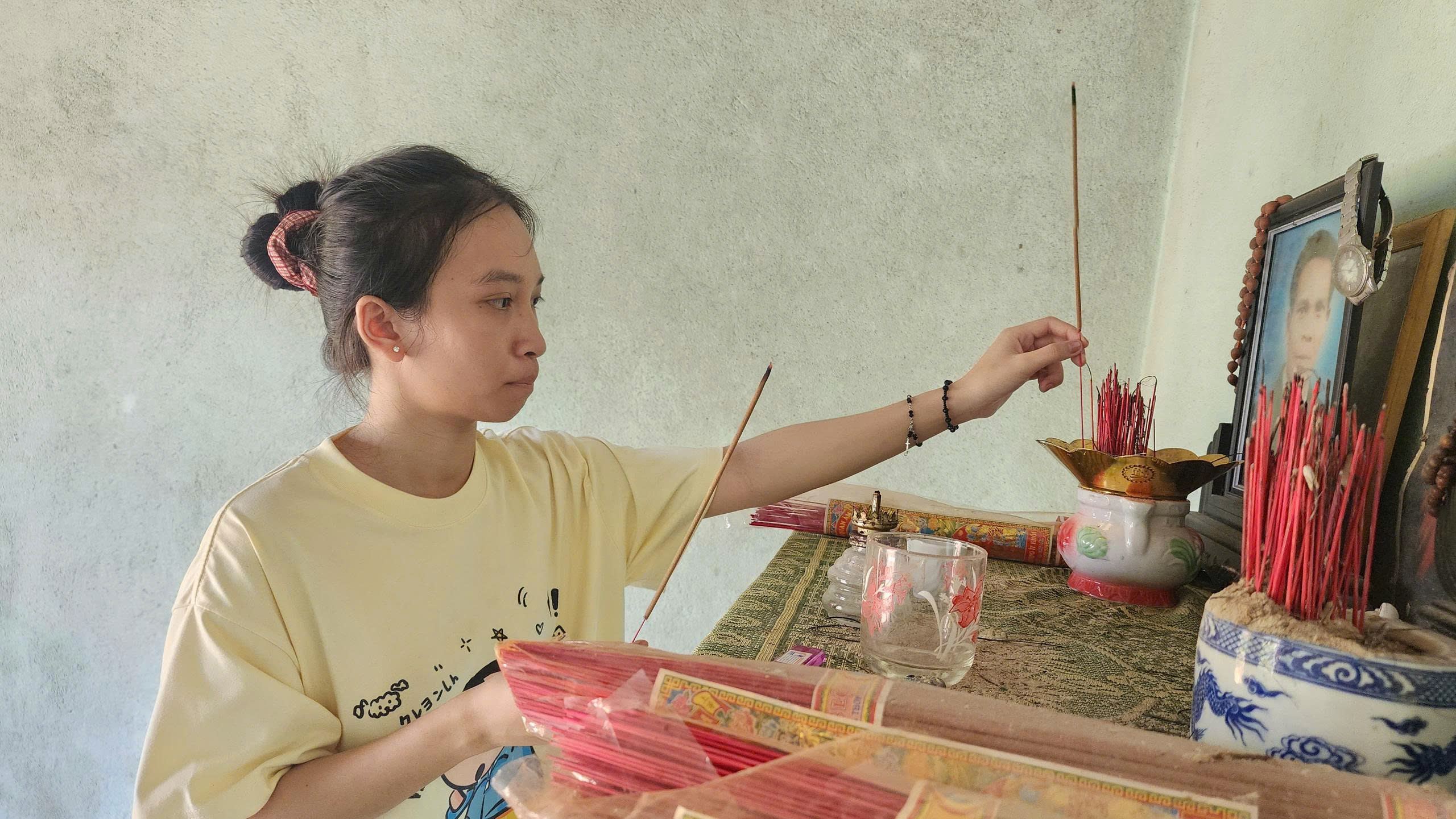 Muốn xin tiền cũng đâu còn cha mẹ, nữ sinh Huế làm công nhân 3 mùa hè kiếm 10 triệu vào đại học - Ảnh 2.