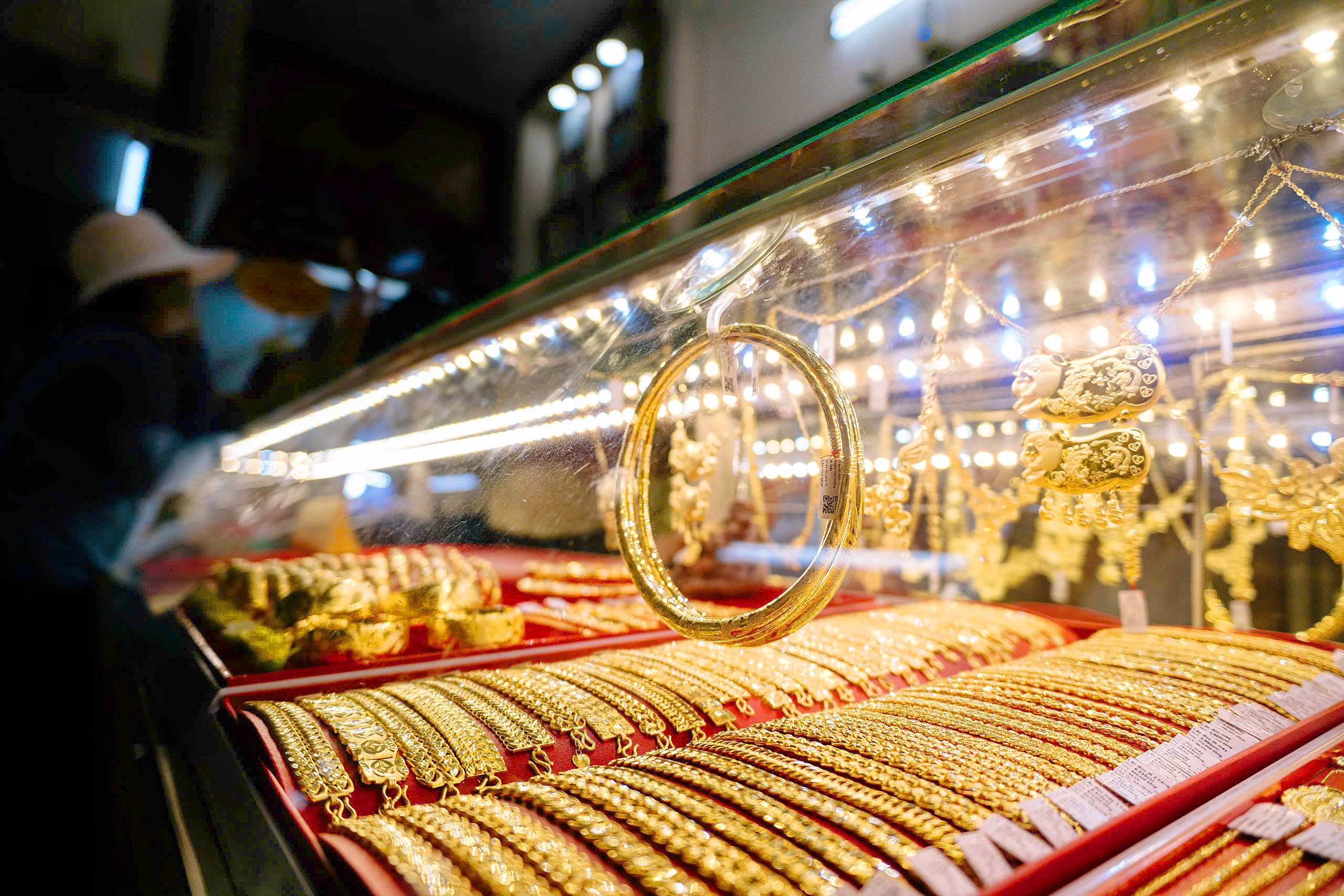 Giá vàng hôm nay 5-10: Vàng thế giới tăng nhẹ, vẫn loay hoay dưới 4.200 USD - Ảnh 2.