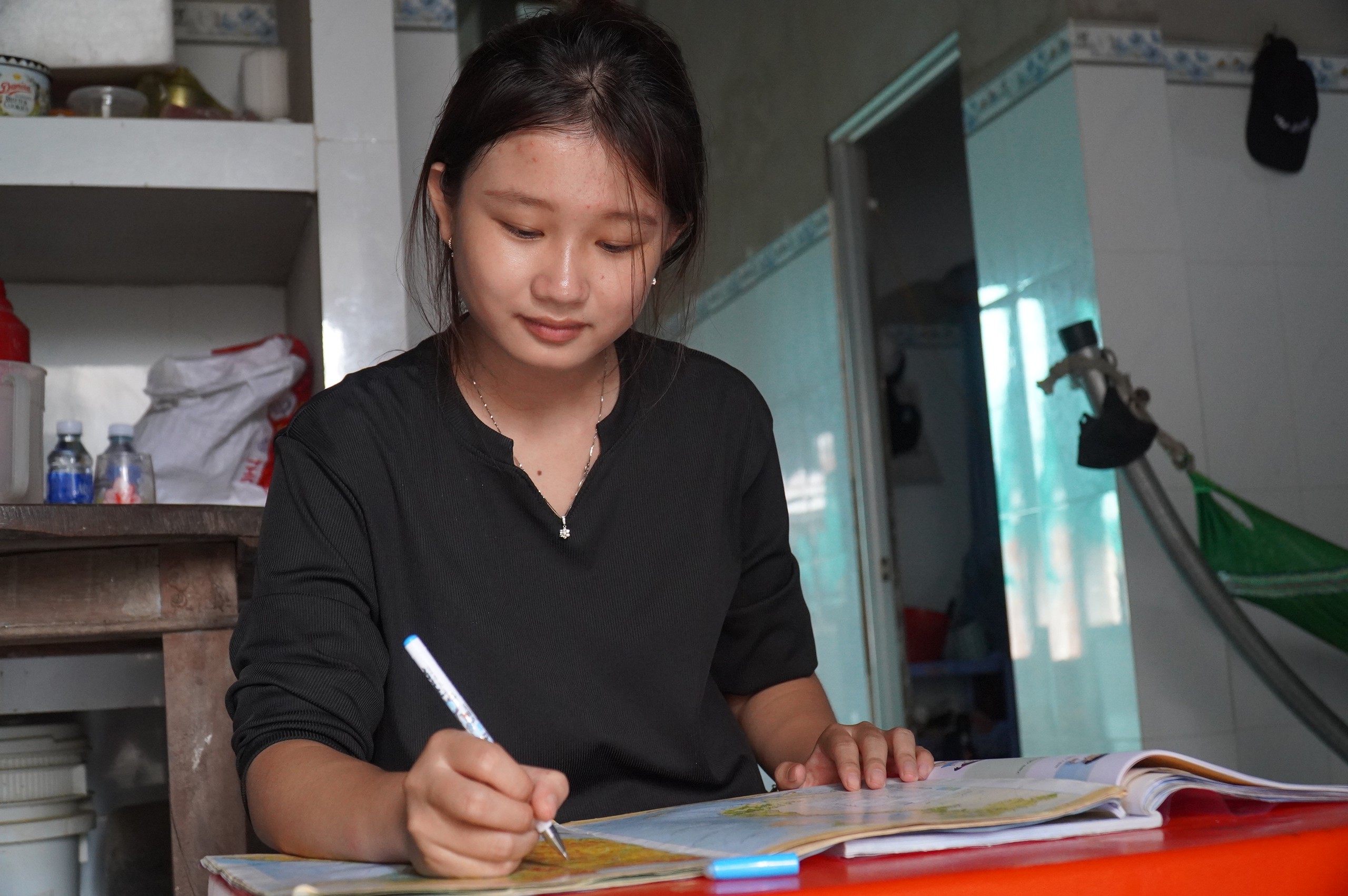 Nữ sinh Vĩnh Long làm đôi mắt cho mẹ , đậu ĐH Công Thương TP . HCM với 24 , 91 điểm - Ảnh 4.