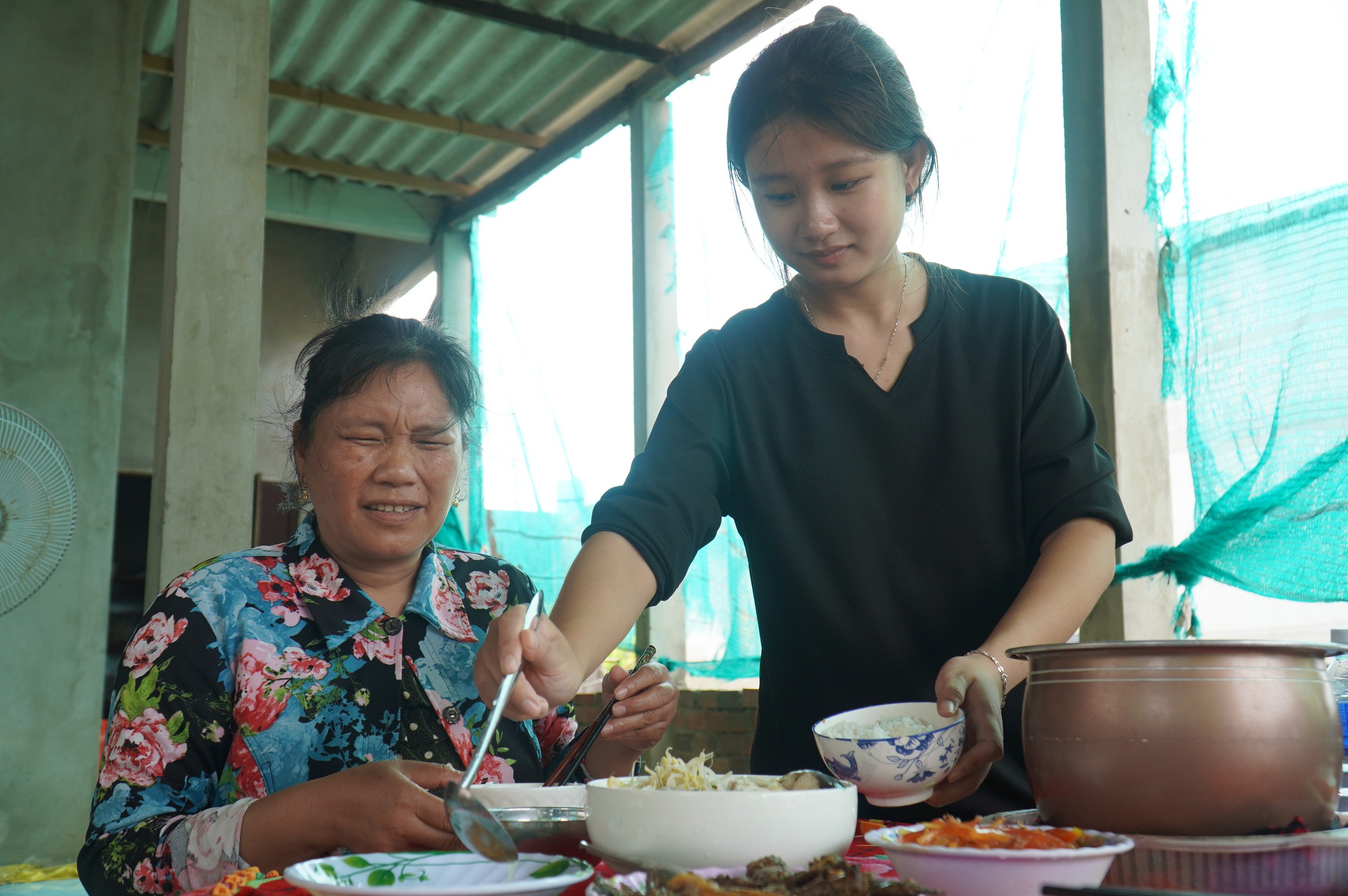 Nữ sinh Vĩnh Long làm đôi mắt cho mẹ , đậu ĐH Công Thương TP . HCM với 24 , 91 điểm - Ảnh 1.