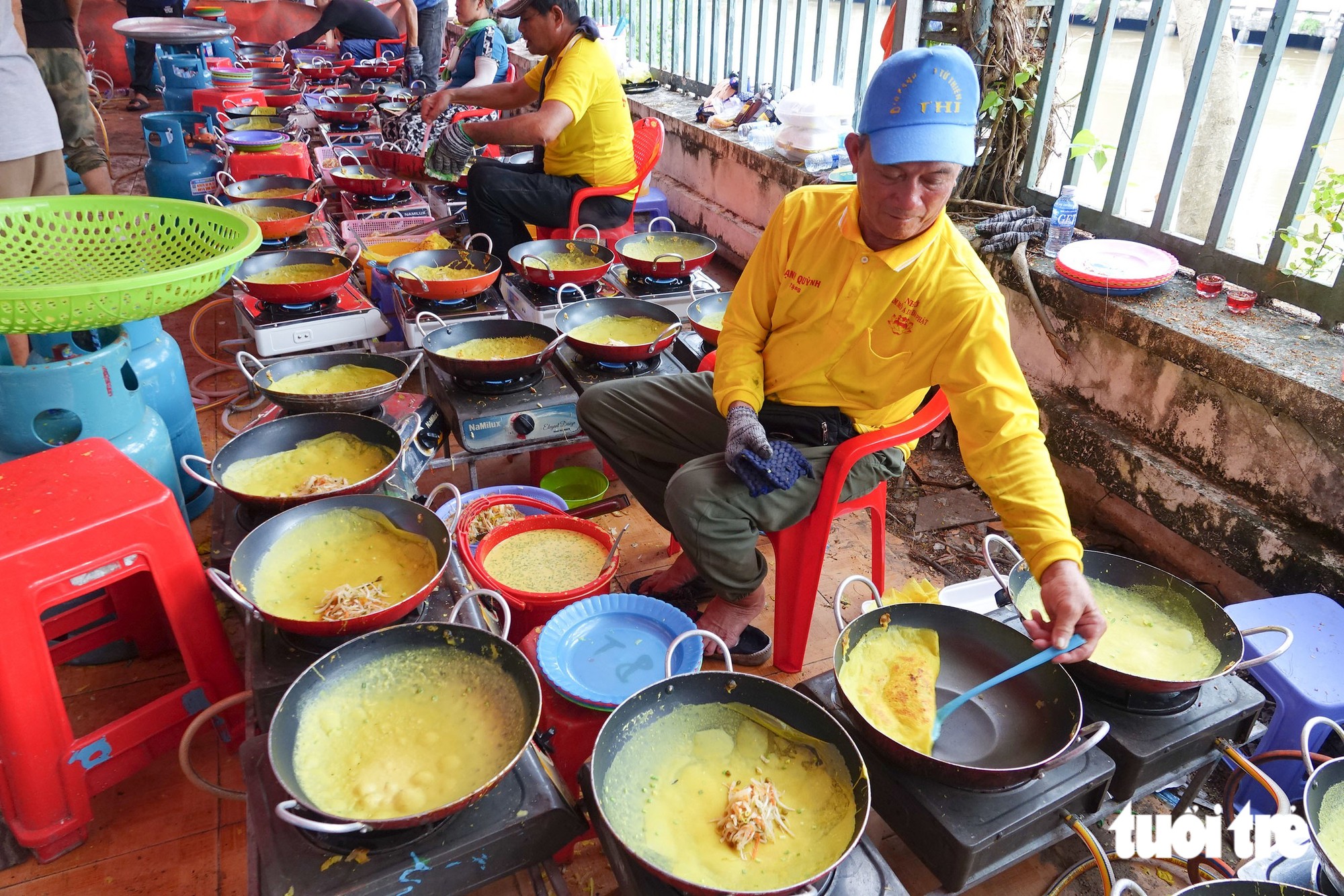 Lễ giỗ Anh hùng dân tộc Nguyễn Trung Trực: Đổ hàng trăm ngàn cái bánh xèo chay, bánh bao chay đãi miễn phí người dân - Ảnh 1.