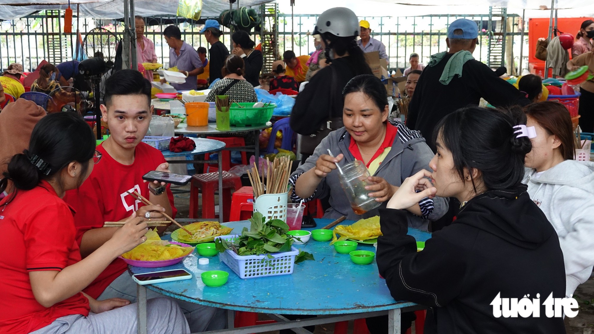 Lễ giỗ Anh hùng dân tộc Nguyễn Trung Trực: Đổ hàng trăm ngàn cái bánh xèo chay, bánh bao chay đãi miễn phí người dân - Ảnh 2.