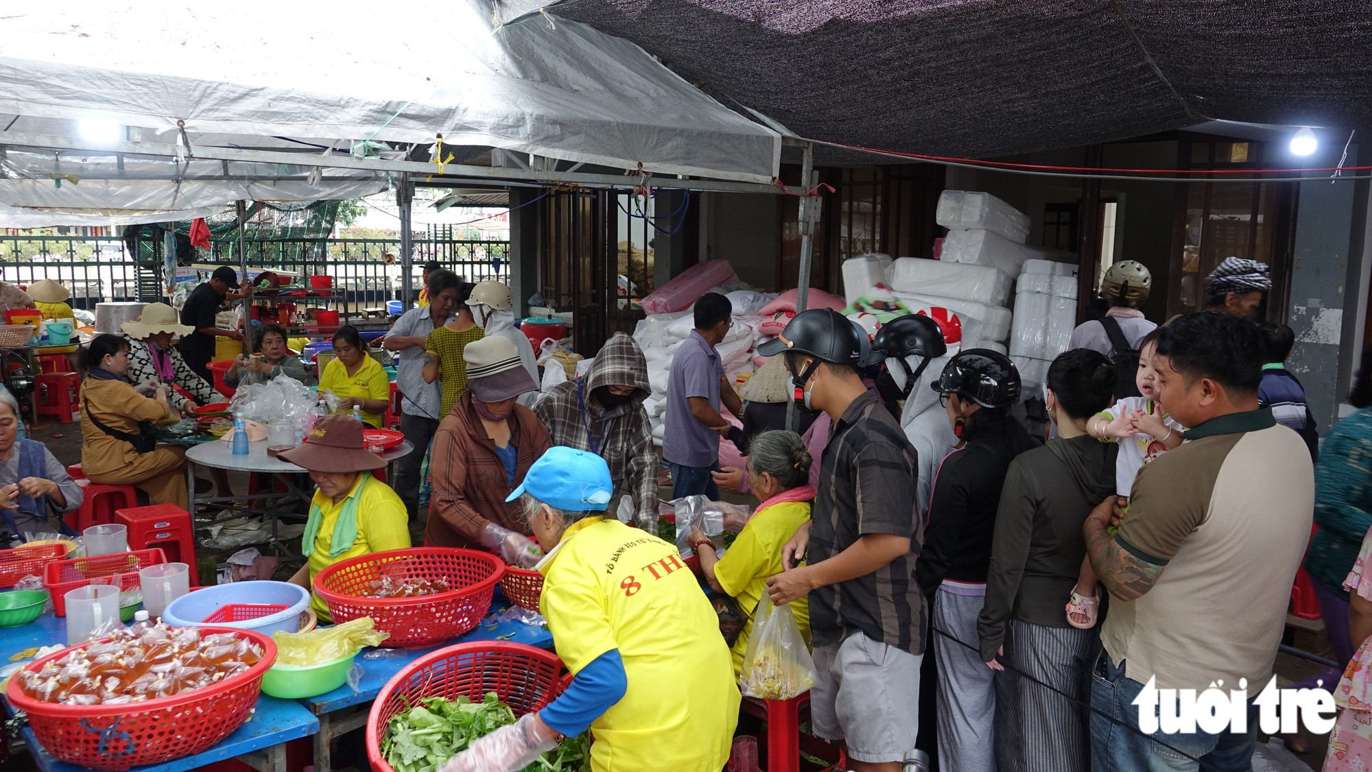 Lễ giỗ Anh hùng dân tộc Nguyễn Trung Trực: Đổ hàng trăm ngàn cái bánh xèo chay, bánh bao chay đãi miễn phí người dân - Ảnh 3.