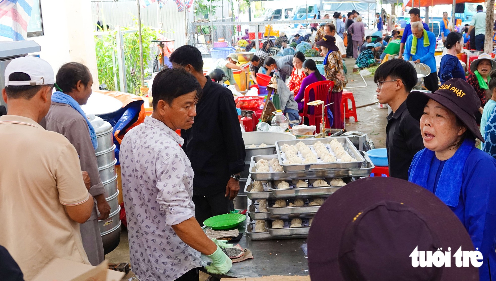 Lễ giỗ Anh hùng dân tộc Nguyễn Trung Trực: Đổ hàng trăm ngàn cái bánh xèo chay, bánh bao chay đãi miễn phí người dân - Ảnh 5.
