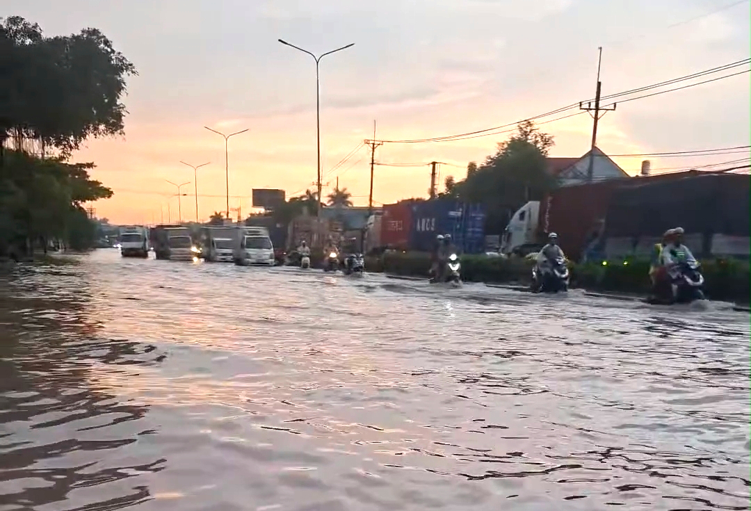 TP.HCM giải cứu 12 người dân khỏi vùng nước ngập - Ảnh 4.