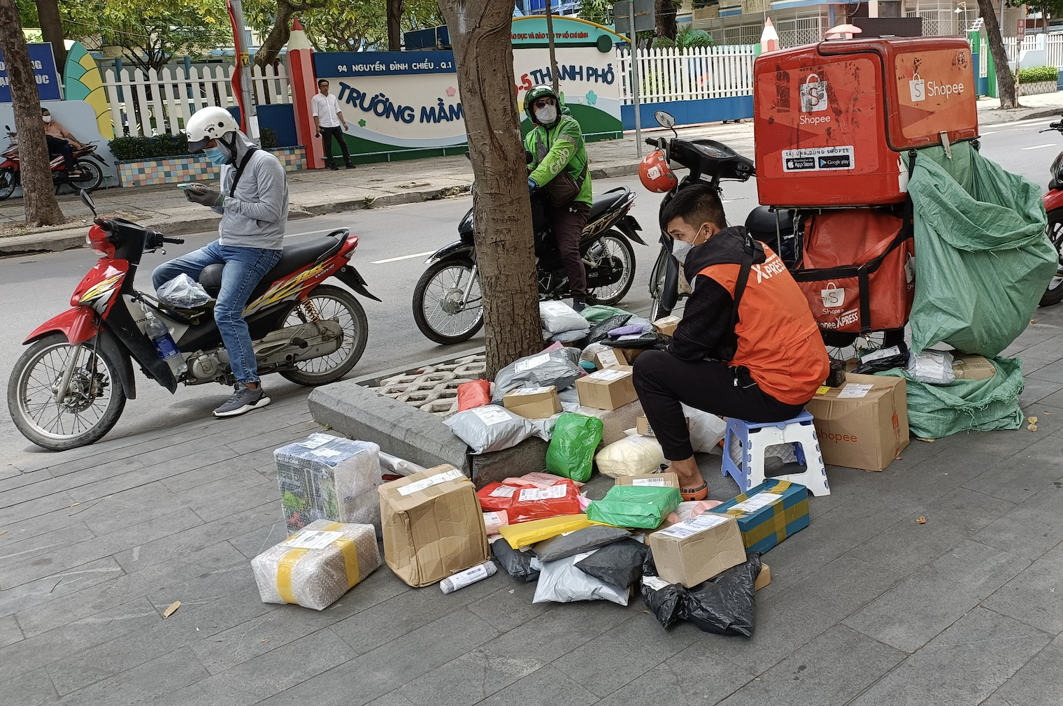 Hết thời săn deal giá rẻ, người mua sắm trực tuyến 'chốt đơn' vì an tâm - Ảnh 1.