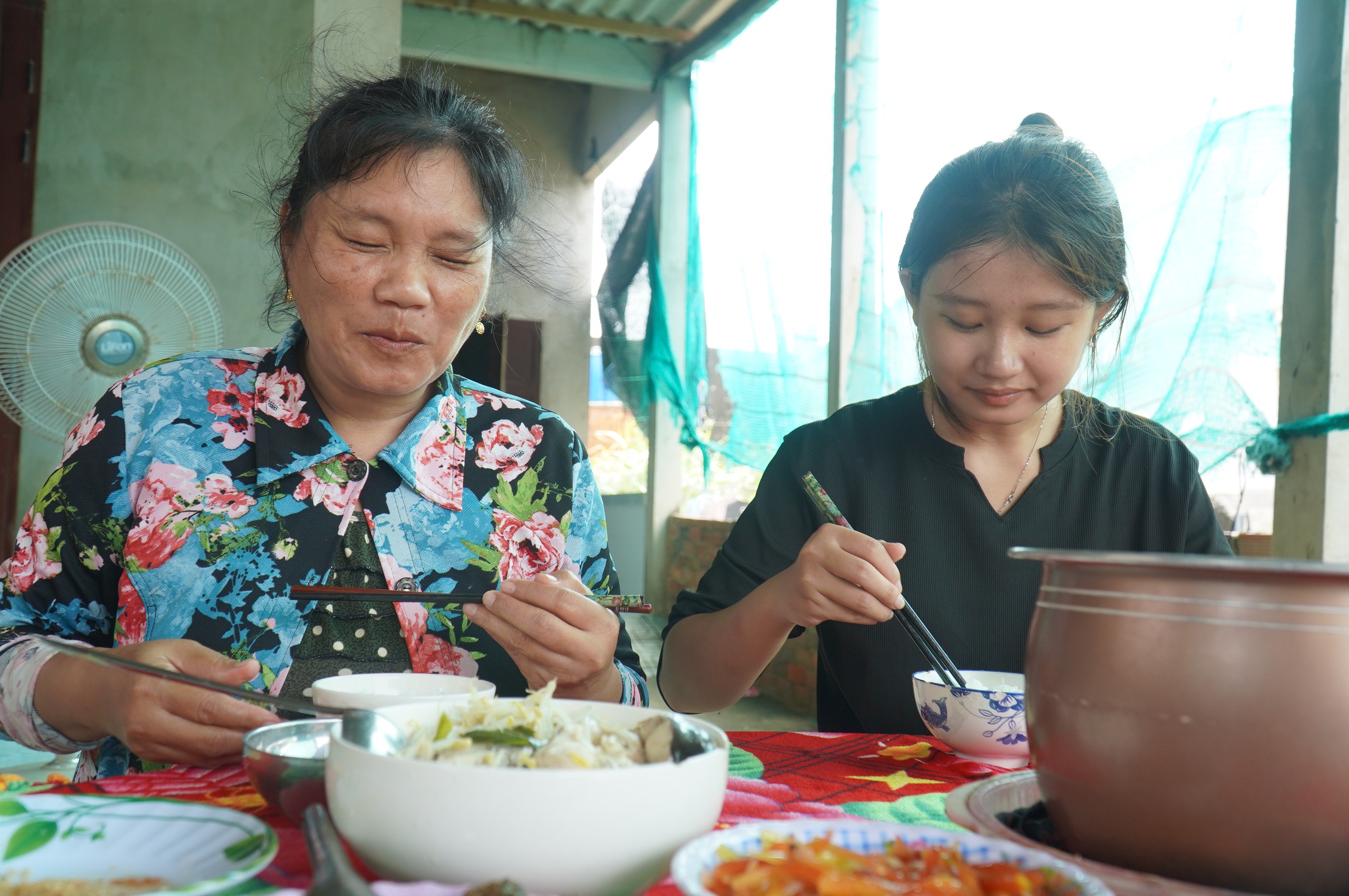 Nữ sinh Vĩnh Long làm đôi mắt cho mẹ , đậu ĐH Công Thương TP . HCM với 24 , 91 điểm - Ảnh 3.