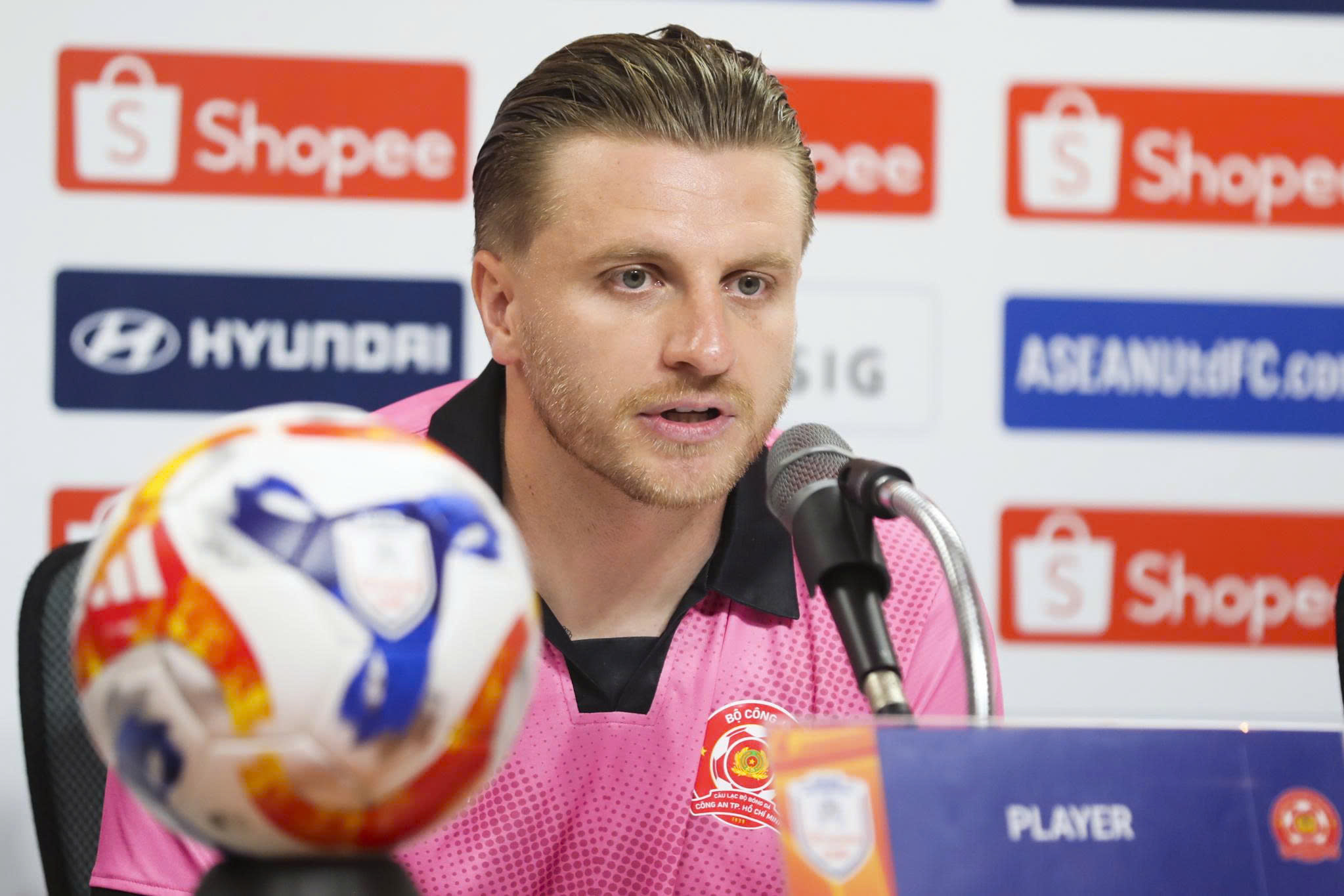 Tiền đạo Jason Cummings tại buổi họp báo - Ảnh: CAHCMFC