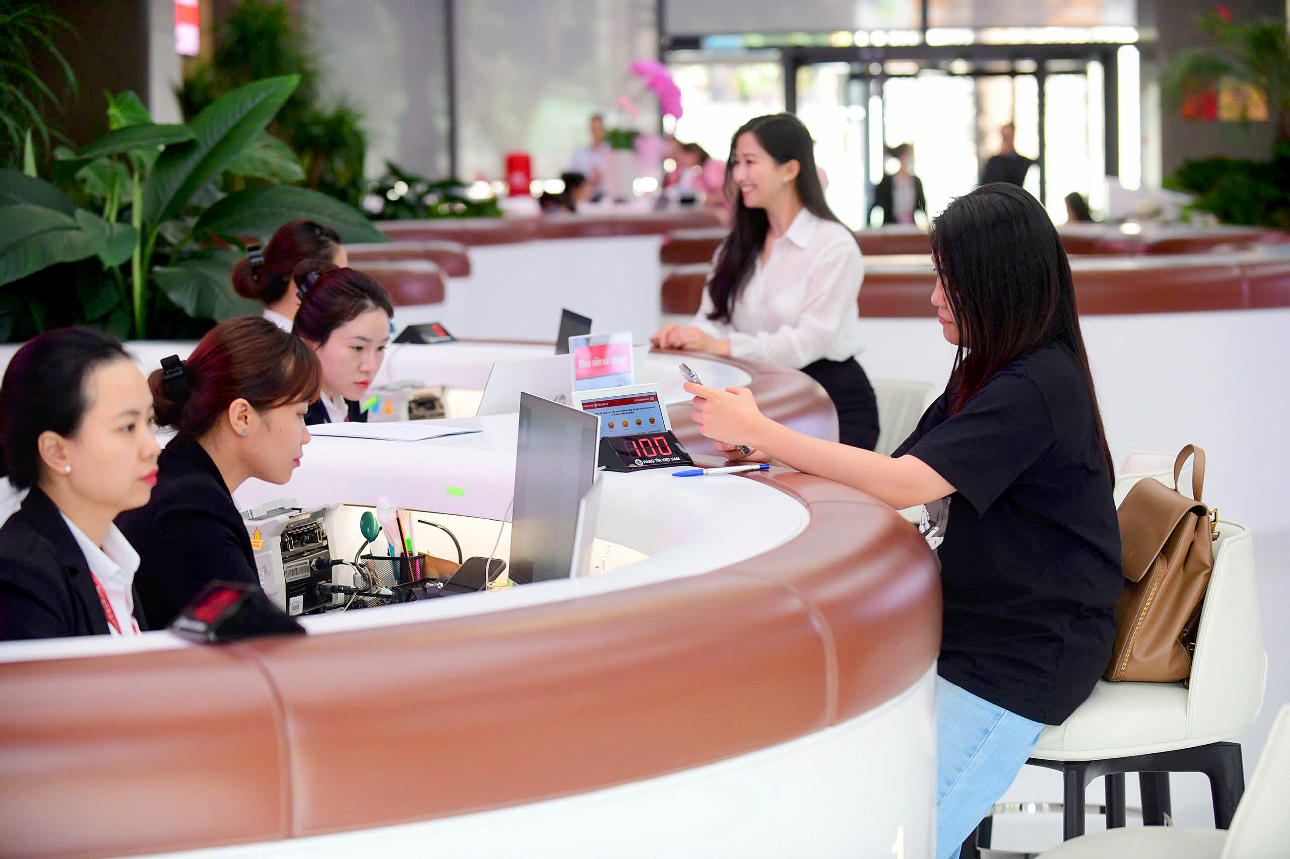 Ai cũng ngóng lãi suất giảm, nhưng nếu chỉ trông chờ vào ngân hàng là chưa đủ - Ảnh 2.