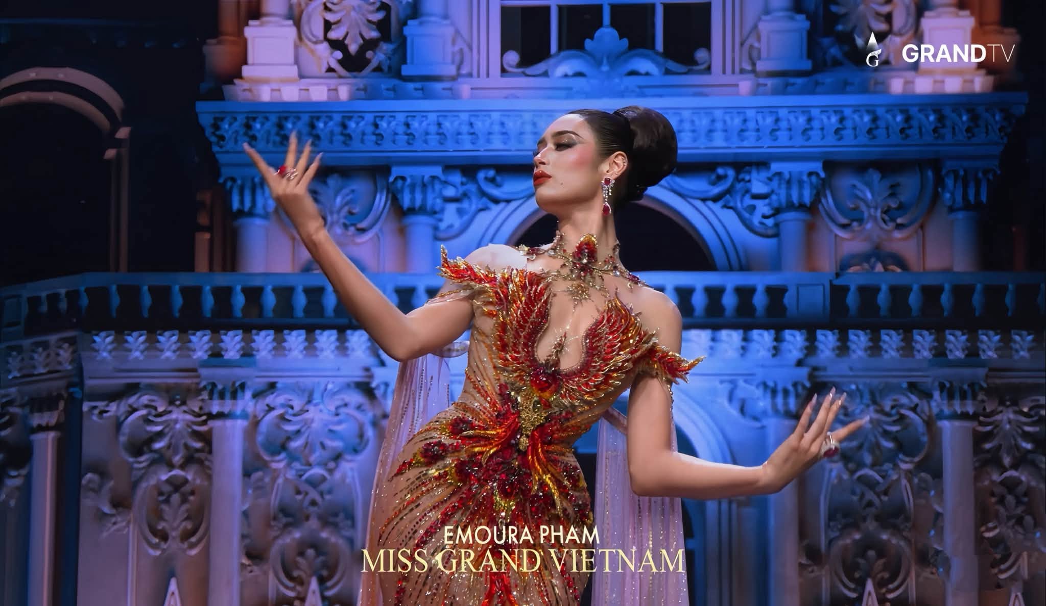 Emoura Phạm đổi đầm dạ hội, mang ‘Phượng hoàng lửa’ lên sân khấu Miss Grand International 2026 - Ảnh 5.