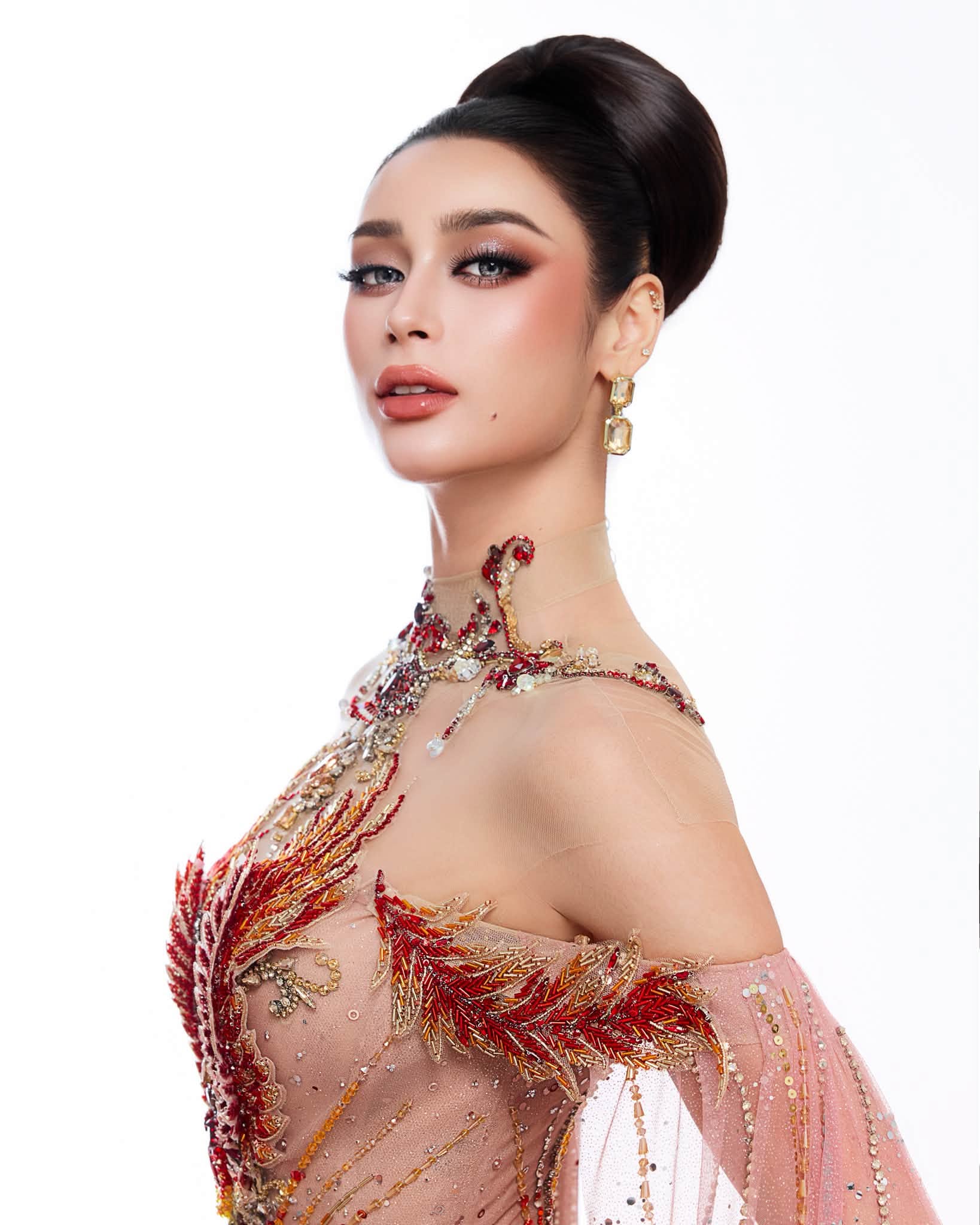 Emoura Phạm đổi đầm dạ hội, mang ‘Phượng hoàng lửa’ lên sân khấu Miss Grand International 2026 - Ảnh 8.