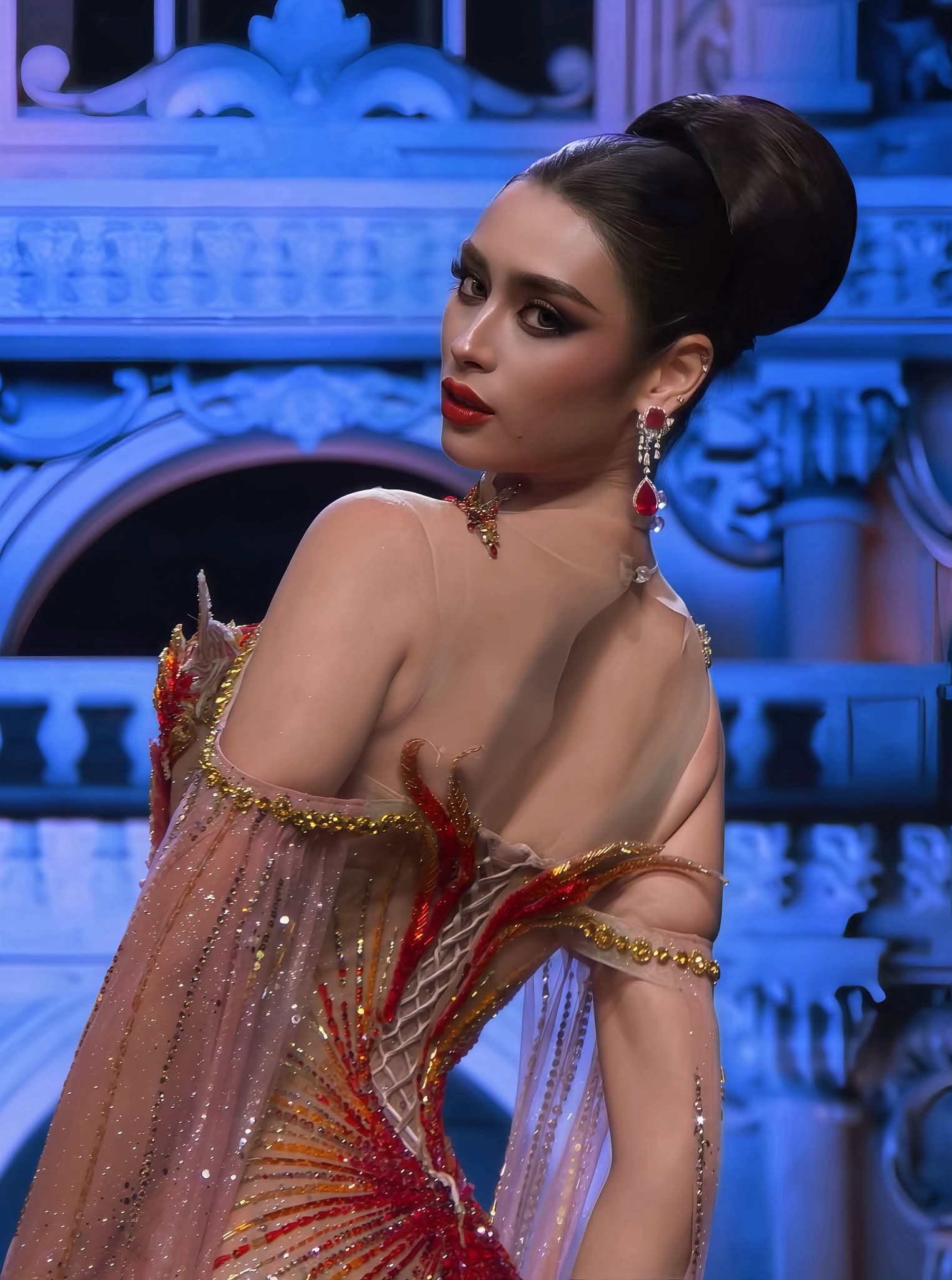 Emoura Phạm đổi đầm dạ hội, mang ‘Phượng hoàng lửa’ lên sân khấu Miss Grand International 2026 - Ảnh 4.