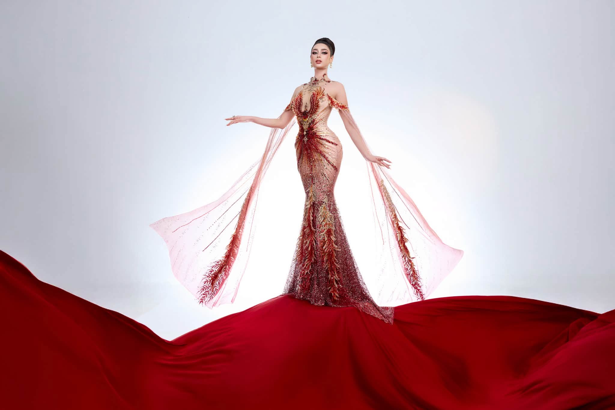 Emoura Phạm đổi đầm dạ hội, mang ‘Phượng hoàng lửa’ lên sân khấu Miss Grand International 2026 - Ảnh 7.